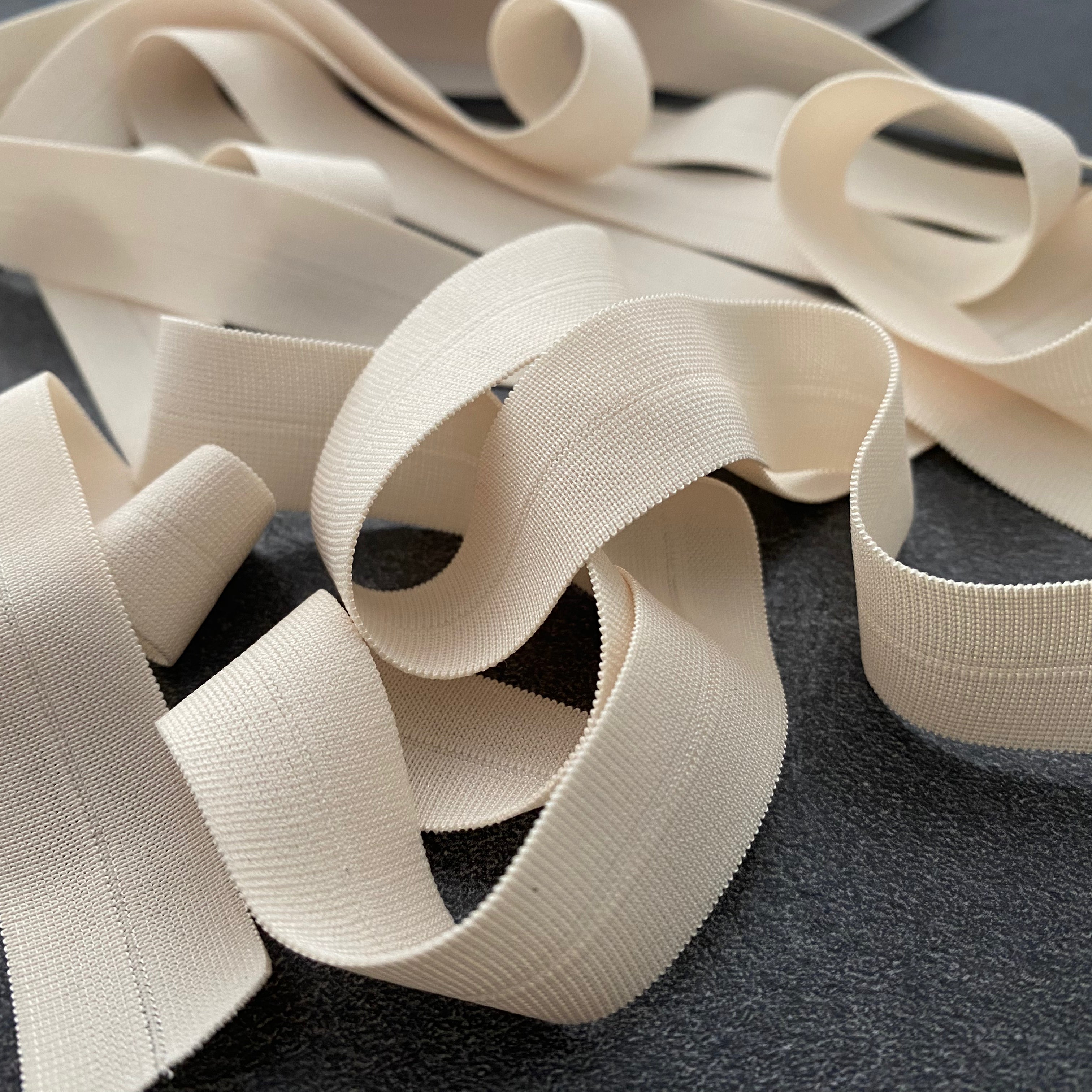 BIAIS PLAT ÉLASTIQUE LINGERIE 18mm BLANC CASSÉ - My Little Coupon