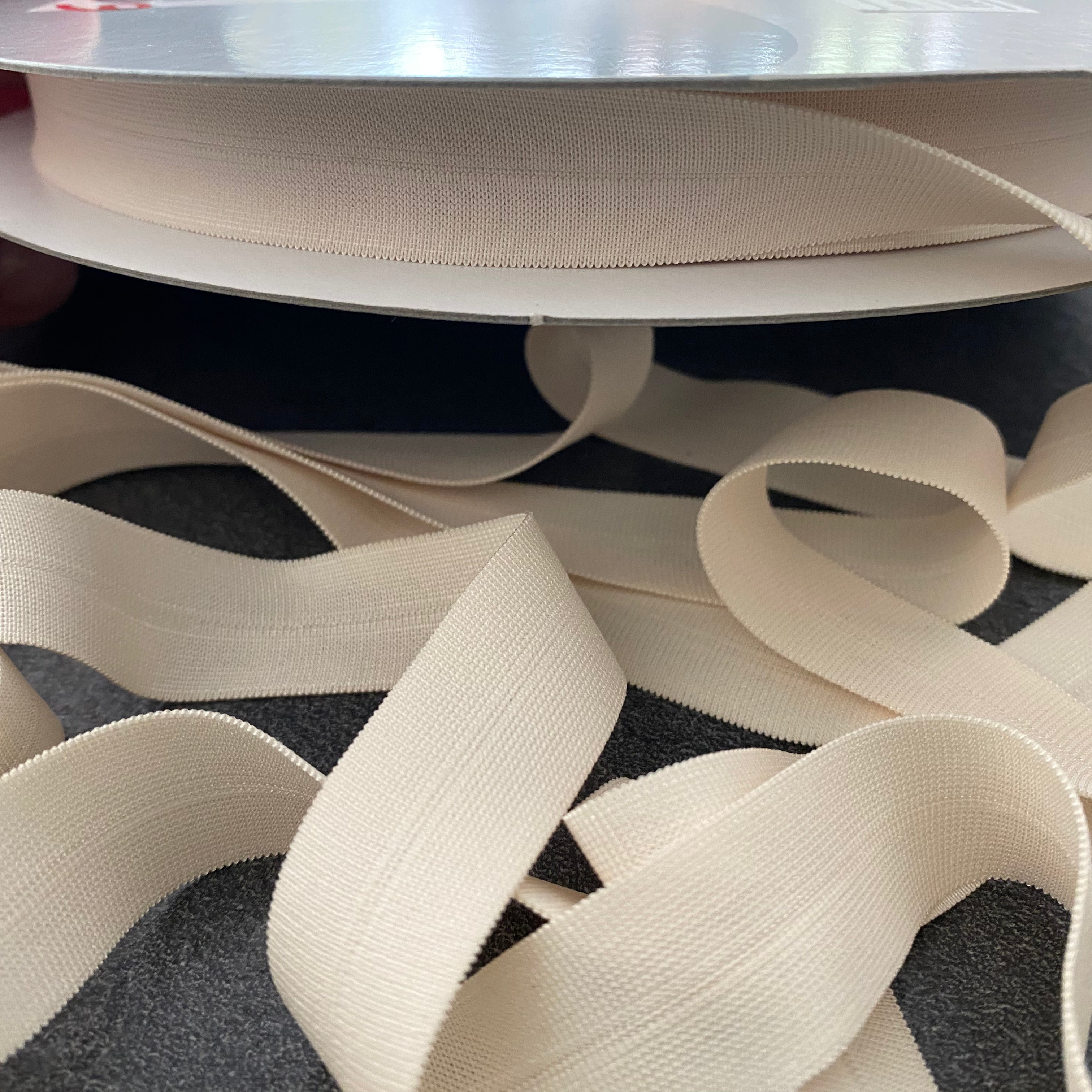 BIAIS PLAT ÉLASTIQUE LINGERIE 18mm BLANC CASSÉ - My Little Coupon