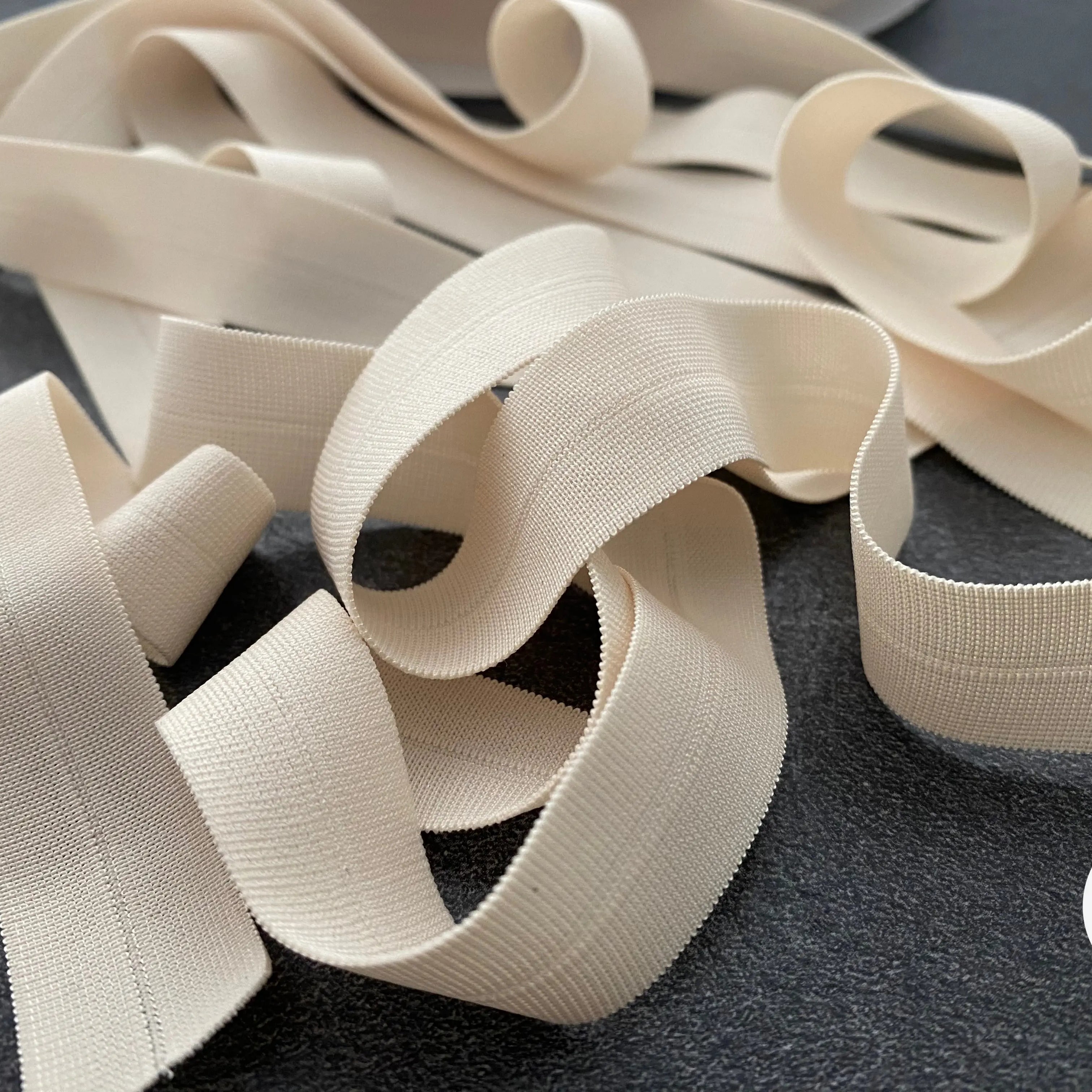 BIAIS PLAT ÉLASTIQUE LINGERIE 18mm BLANC CASSÉ le rouleau de 30m - My Little Coupon