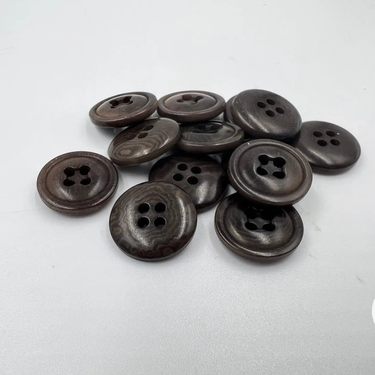 BOUTON POLYESTER 15MM TABACCO - My Little Coupon - tissu - coudre