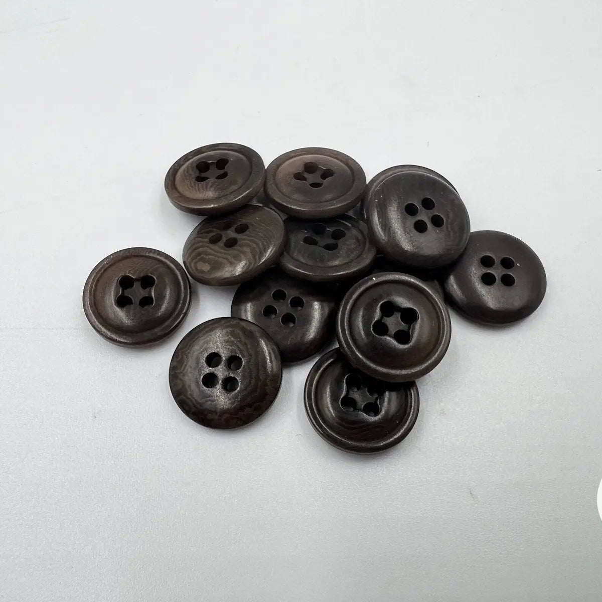 BOUTON POLYESTER 15MM TABACCO - My Little Coupon - tissu - coudre