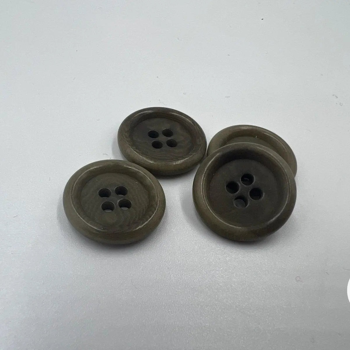 BOUTON POLYESTER 18MM OLIVE - My Little Coupon - tissu - coudre