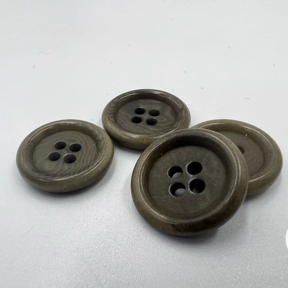 BOUTON POLYESTER 18MM OLIVE - My Little Coupon - tissu - coudre