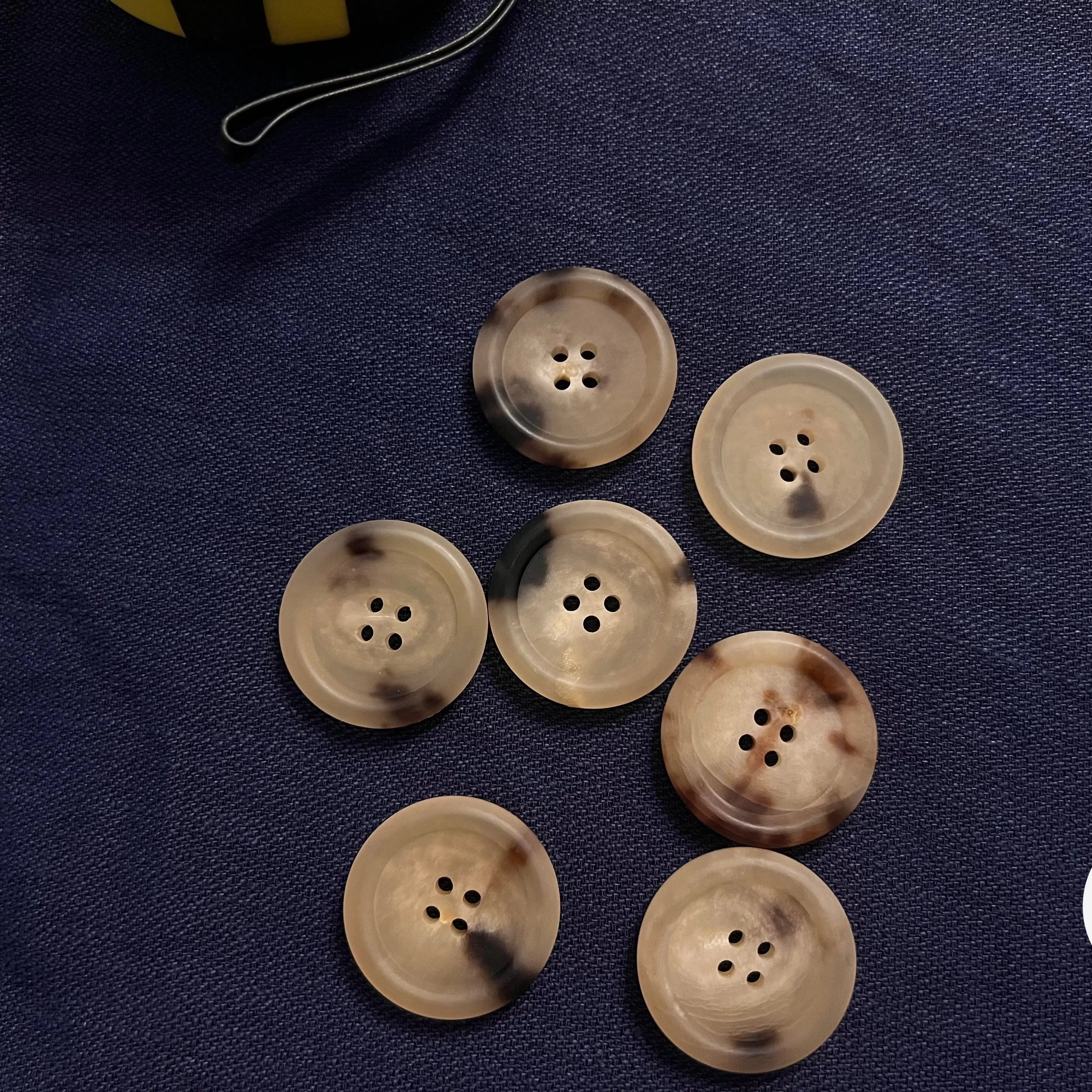 BOUTON TIGRÉ (lot de 10) 1,5CM DIAMÈTRE - My Little Coupon