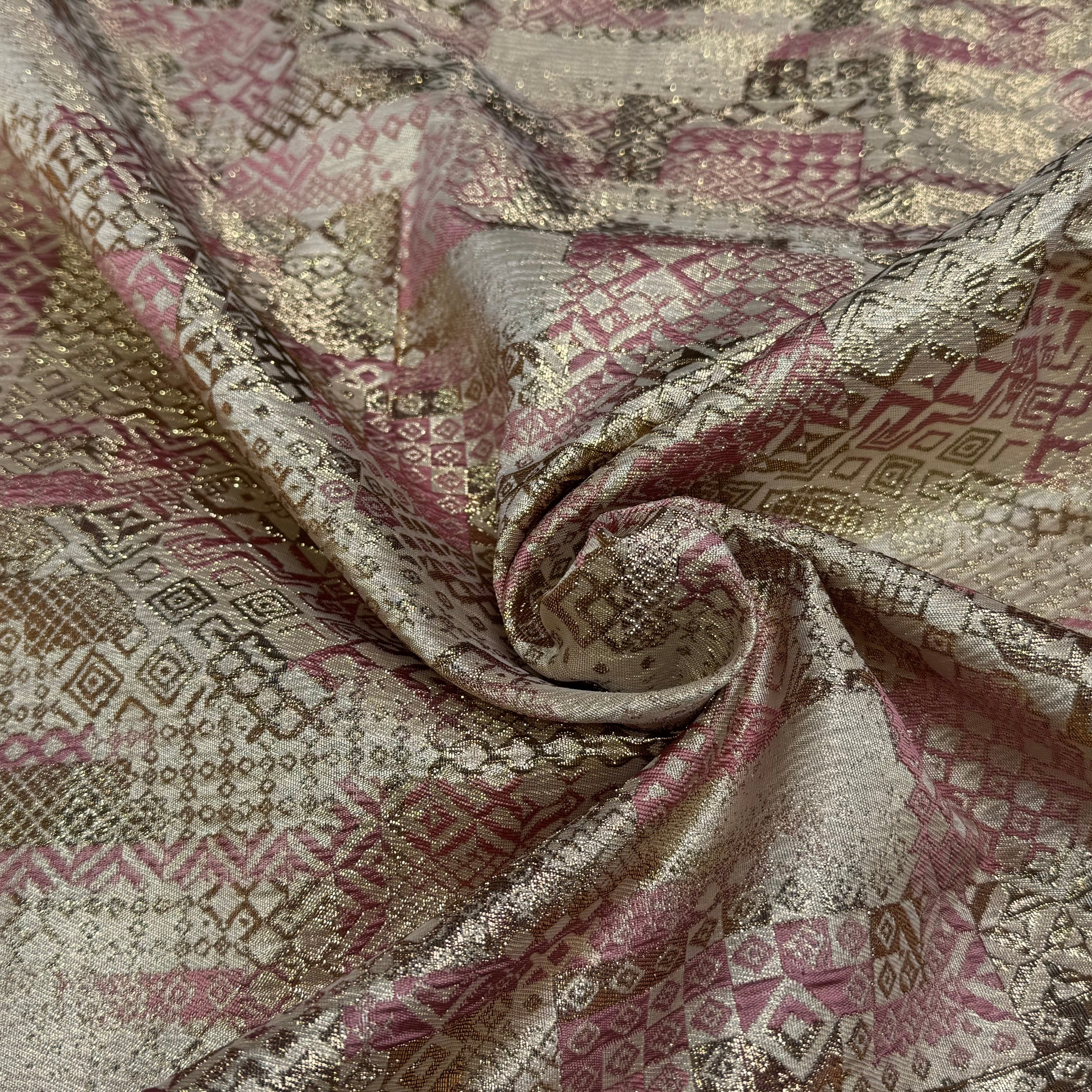 BROCART ARGENTÉ GÉOMETRIQUE ROSE - My Little Coupon