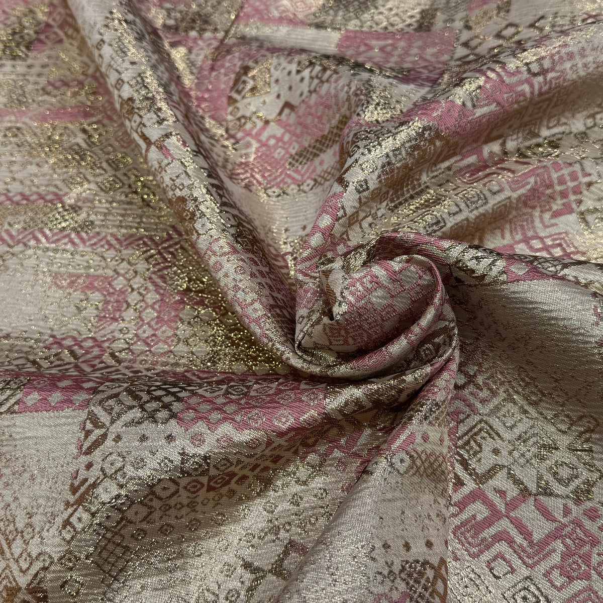 BROCART ARGENTÉ GÉOMETRIQUE ROSE - My Little Coupon