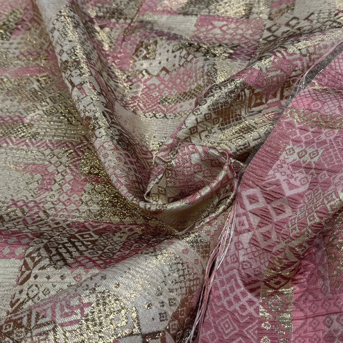BROCART ARGENTÉ GÉOMETRIQUE ROSE - My Little Coupon