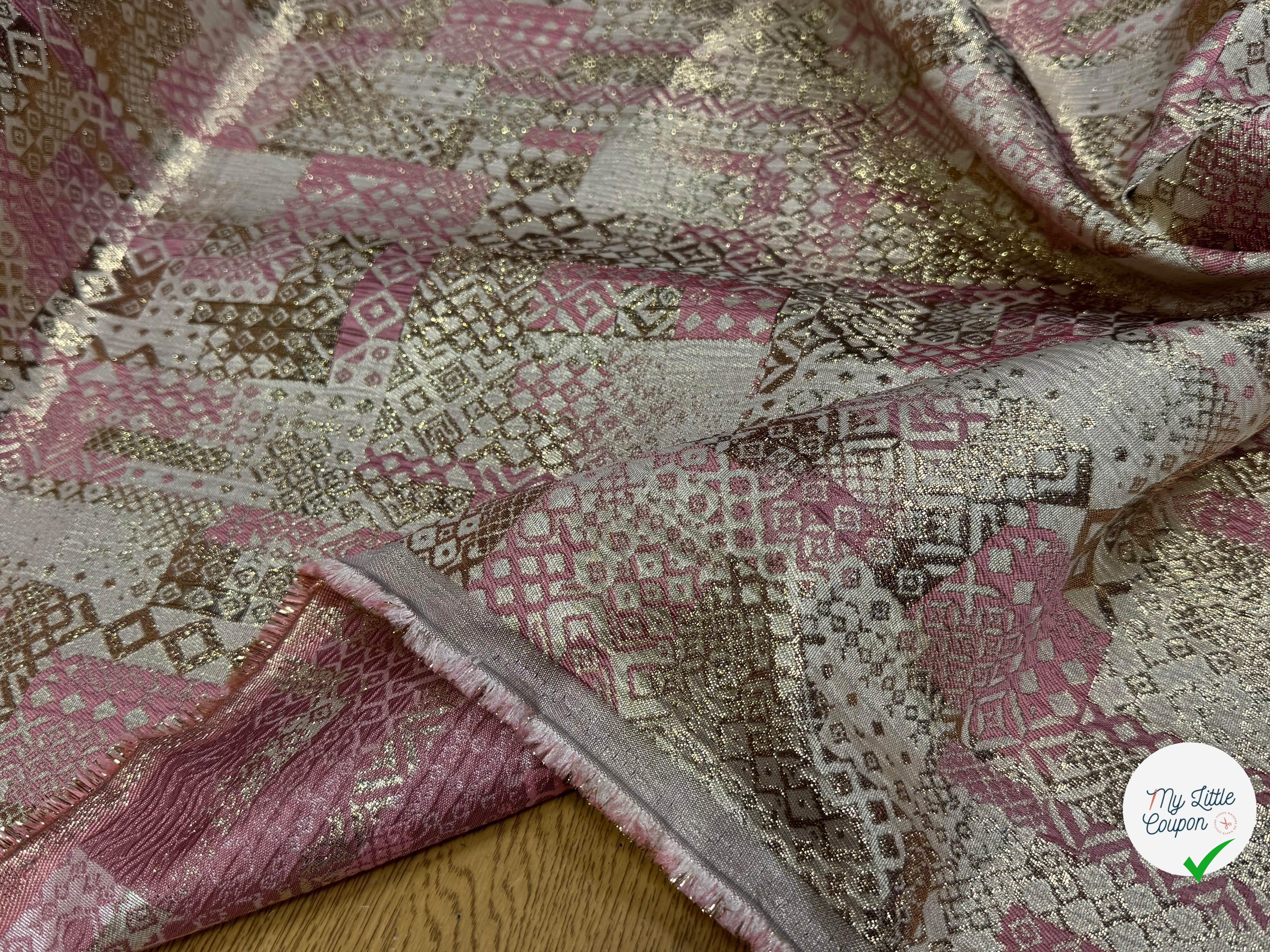 BROCART ARGENTÉ GÉOMETRIQUE ROSE - My Little Coupon