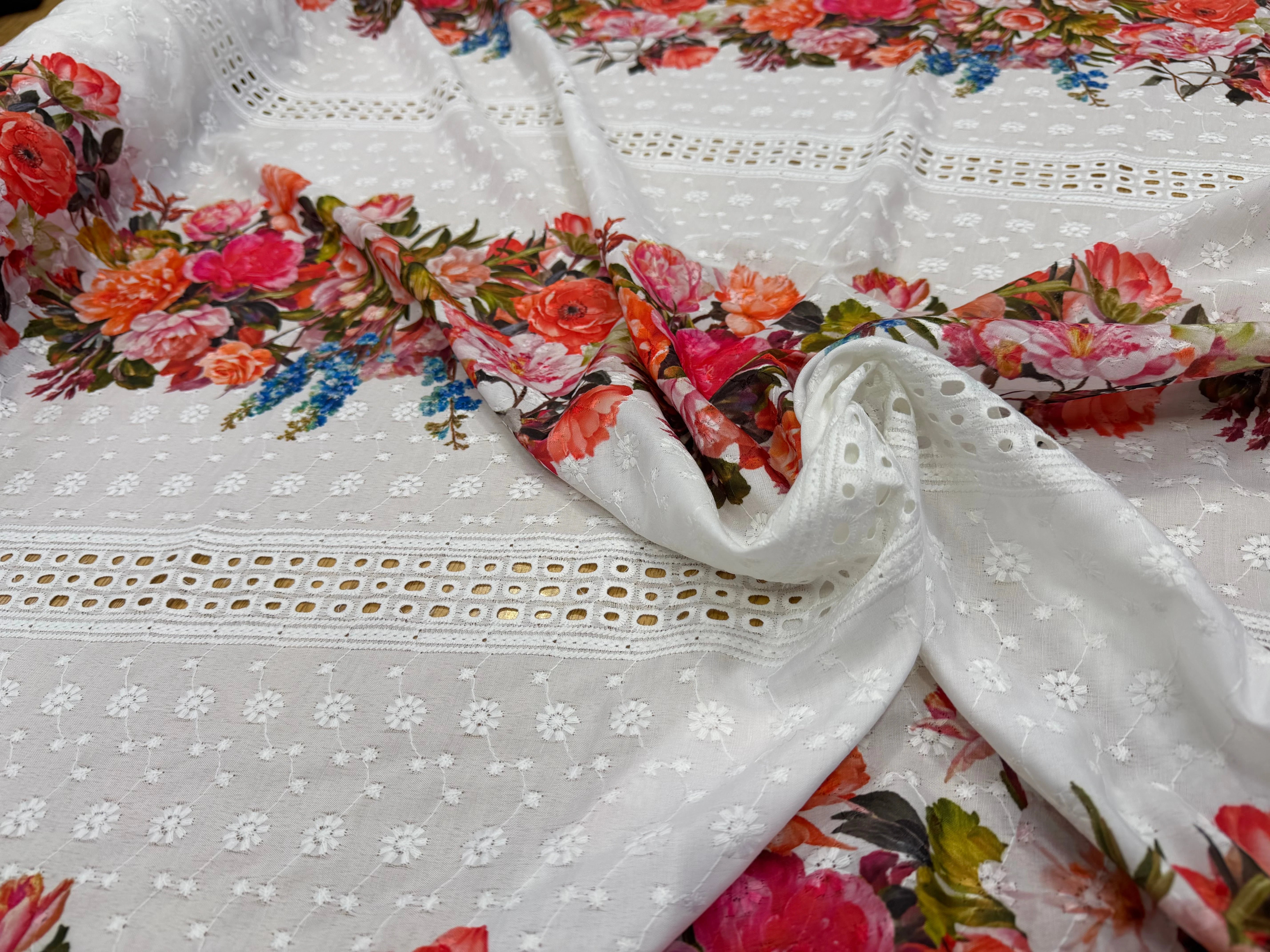 BRODERIE ANGLAISE MOTIFS FLEURS COTON - My Little Coupon