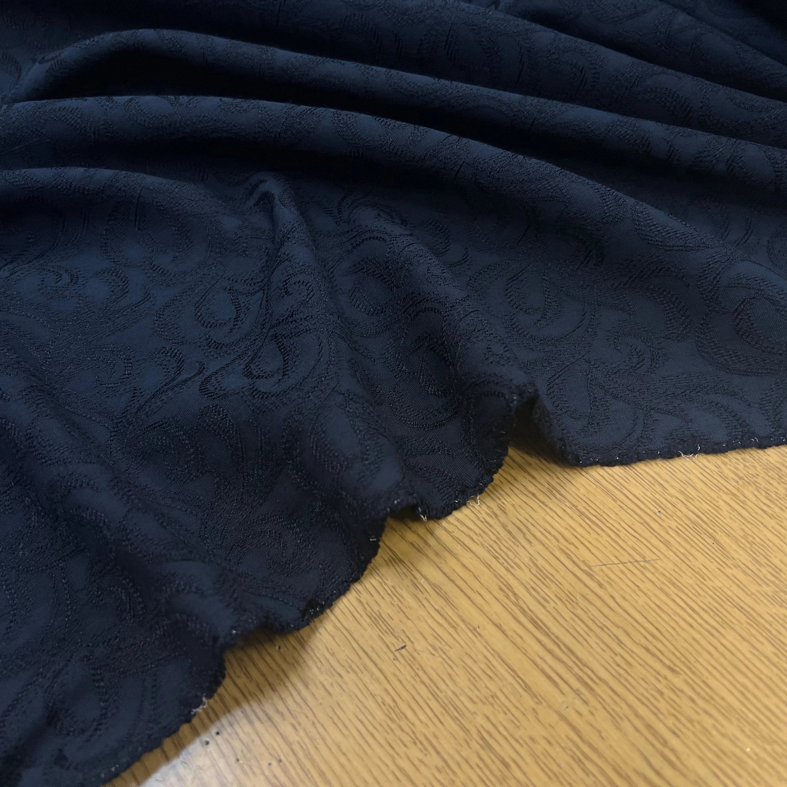 BRODERIE COTON VISCOSE FLEURS ROYALES ULTRA CHIC MARINE - My Little Coupon