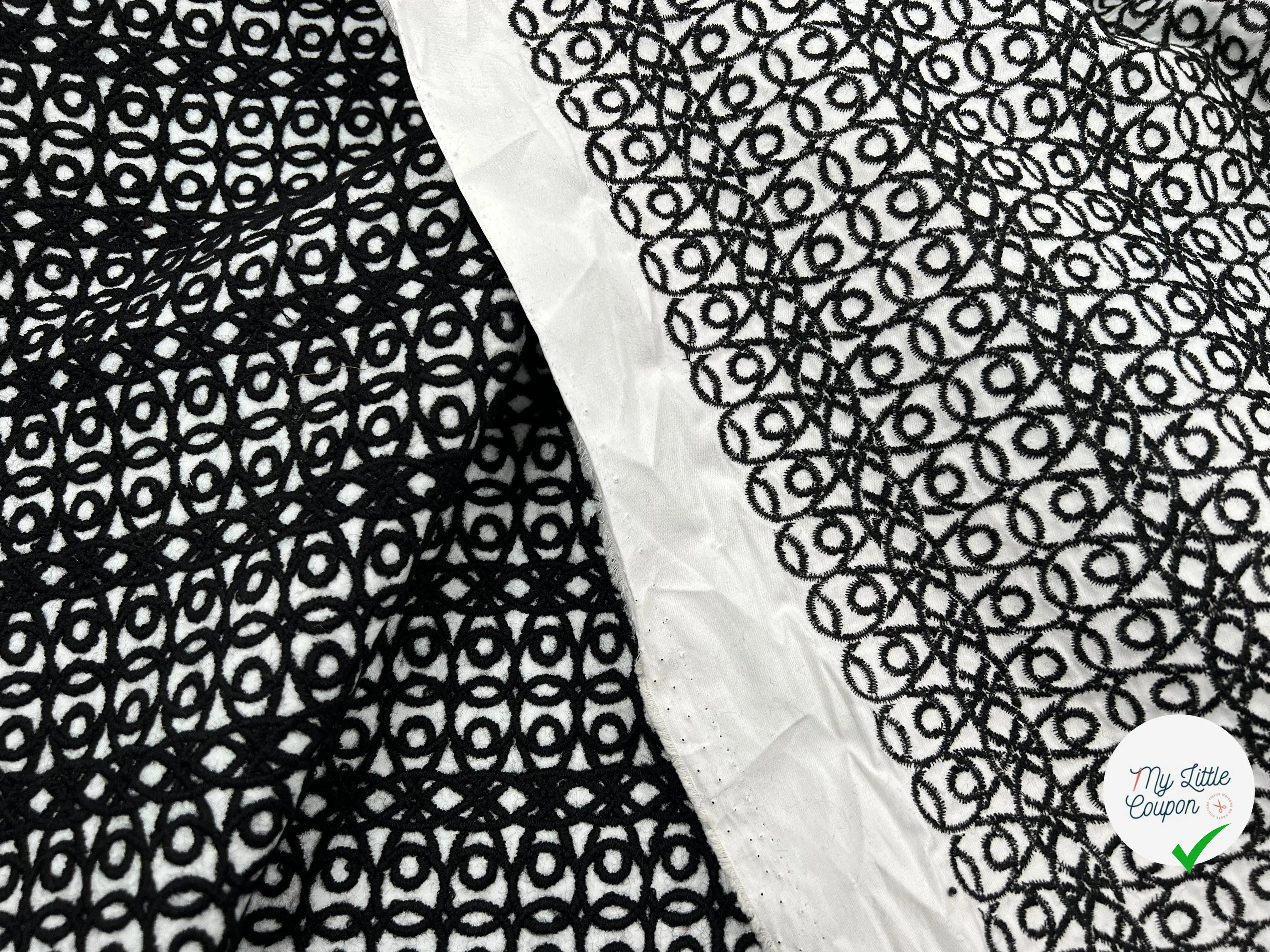 BRODERIE NOIRE FOND NOIR POPELINE BLANCHE - My Little Coupon - tissu - coudre