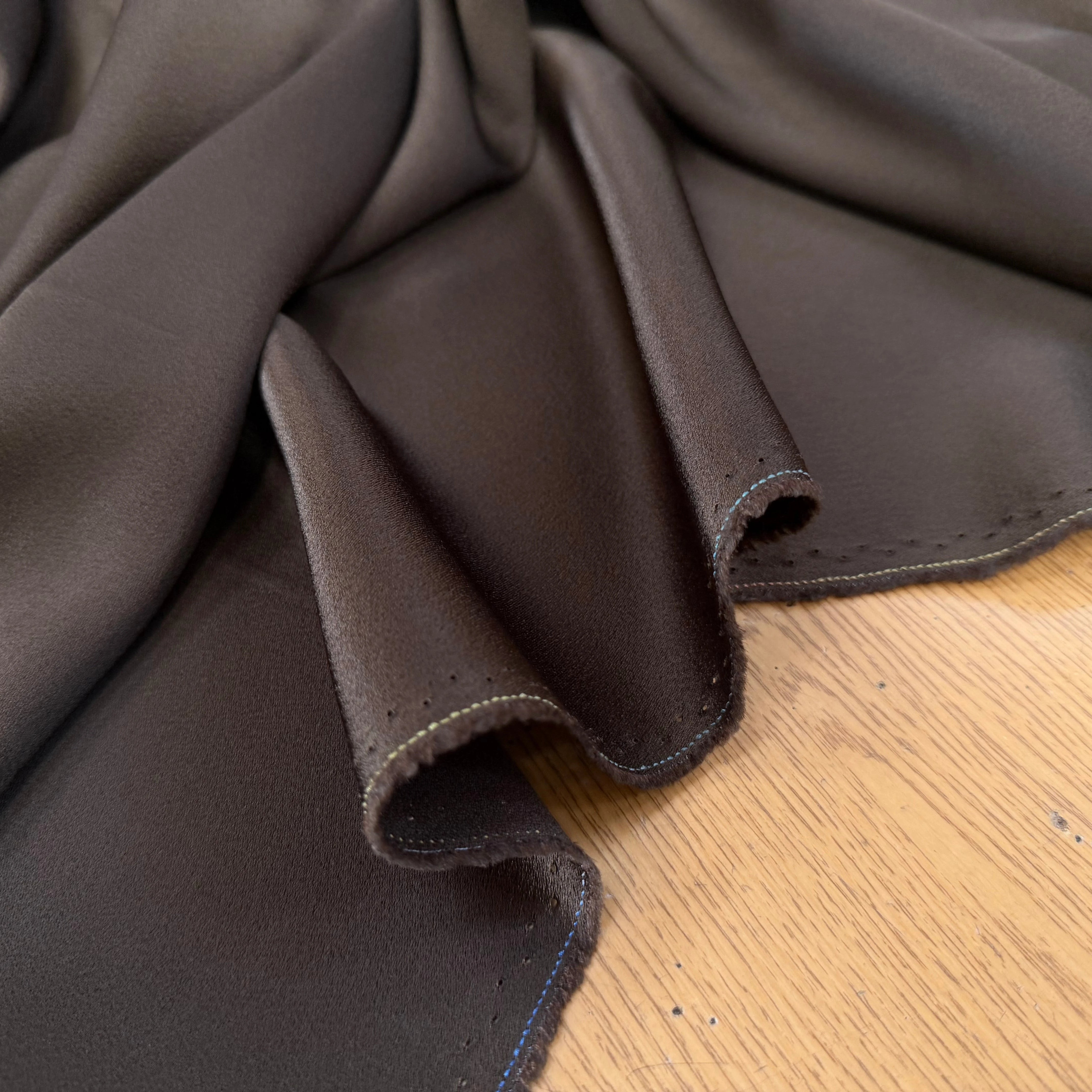 CCREPE ENVERS SATIN VISCOSE ET ACETATE MAT CAFE - My Little Coupon