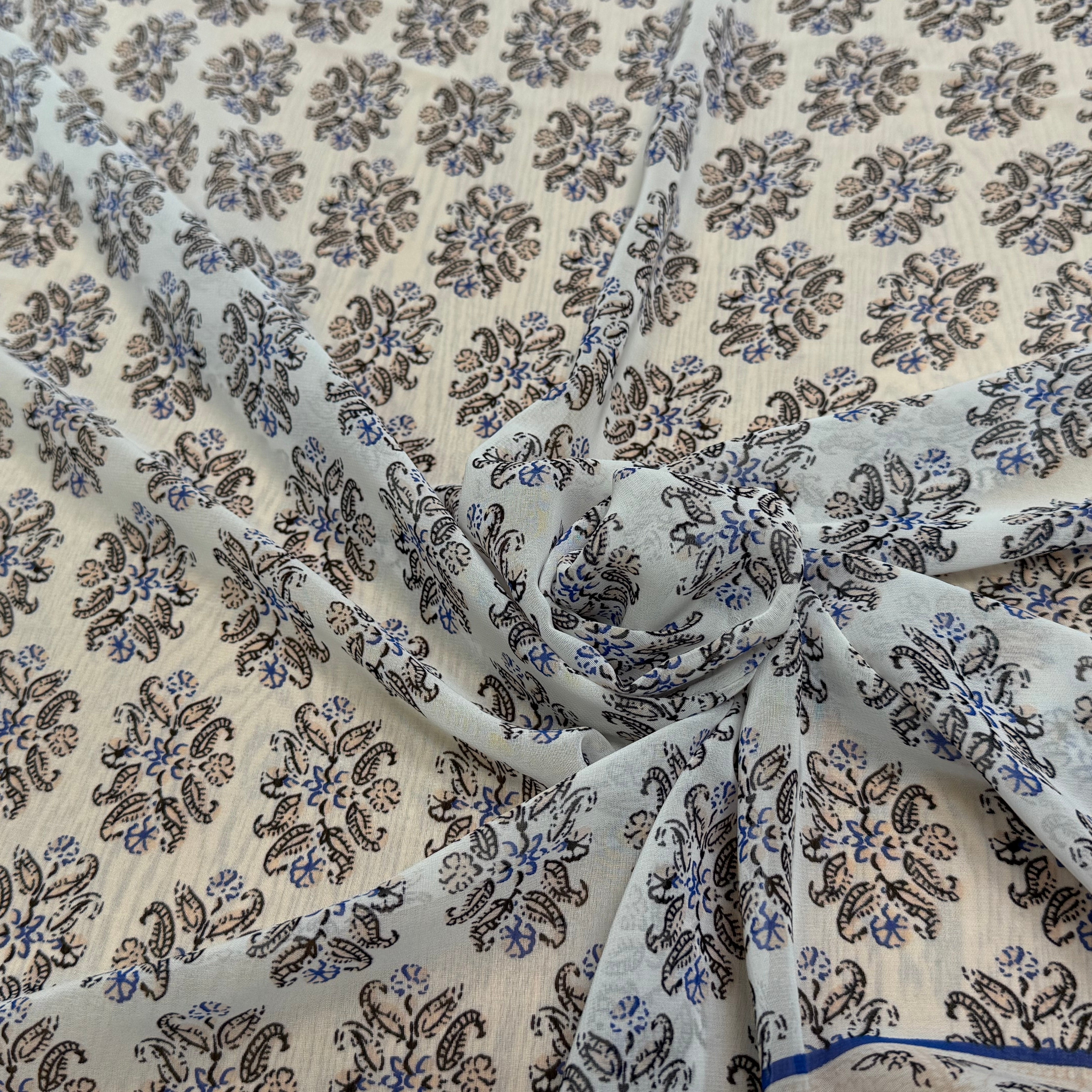 CHIFFON IMPRIMÉ FEUILLAGES CREME BLEU FOND ÉCRU - My Little Coupon