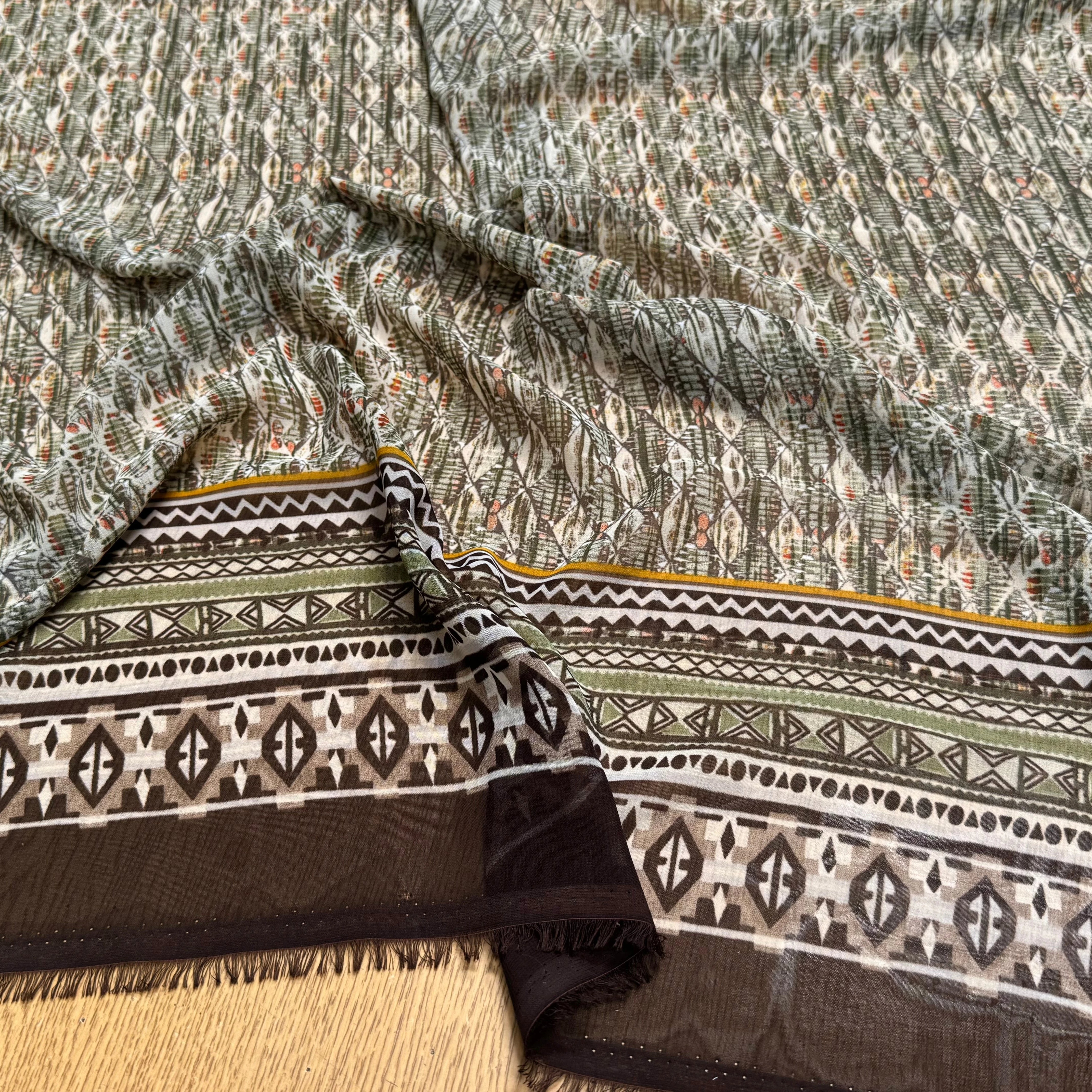 CHIFFON IMPRIMÉ MOTIFS GÉOMETRIQUES BEIGE KAKI - My Little Coupon