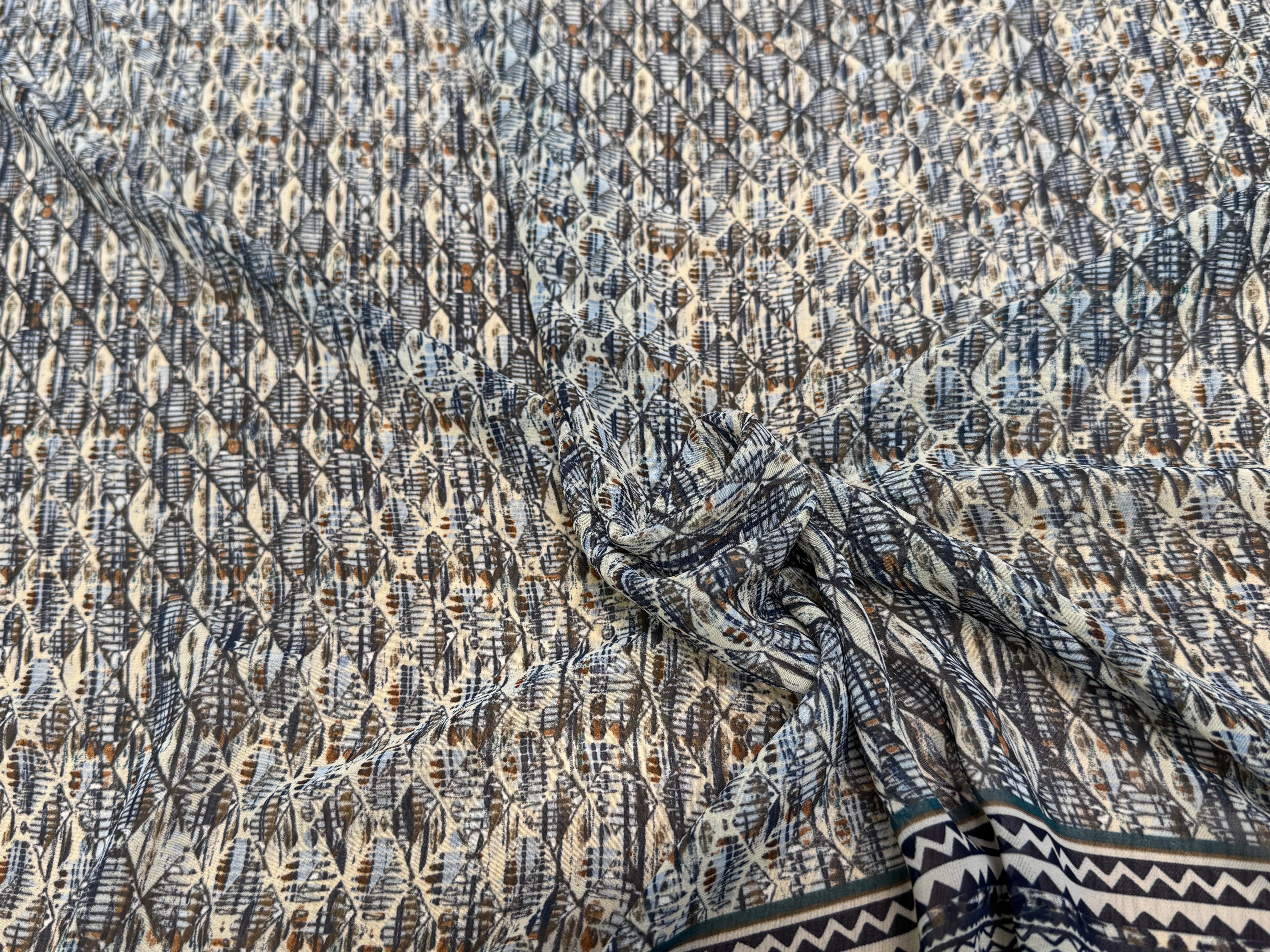 CHIFFON IMPRIMÉ MOTIFS GÉOMETRIQUES CIEL MARINE - My Little Coupon