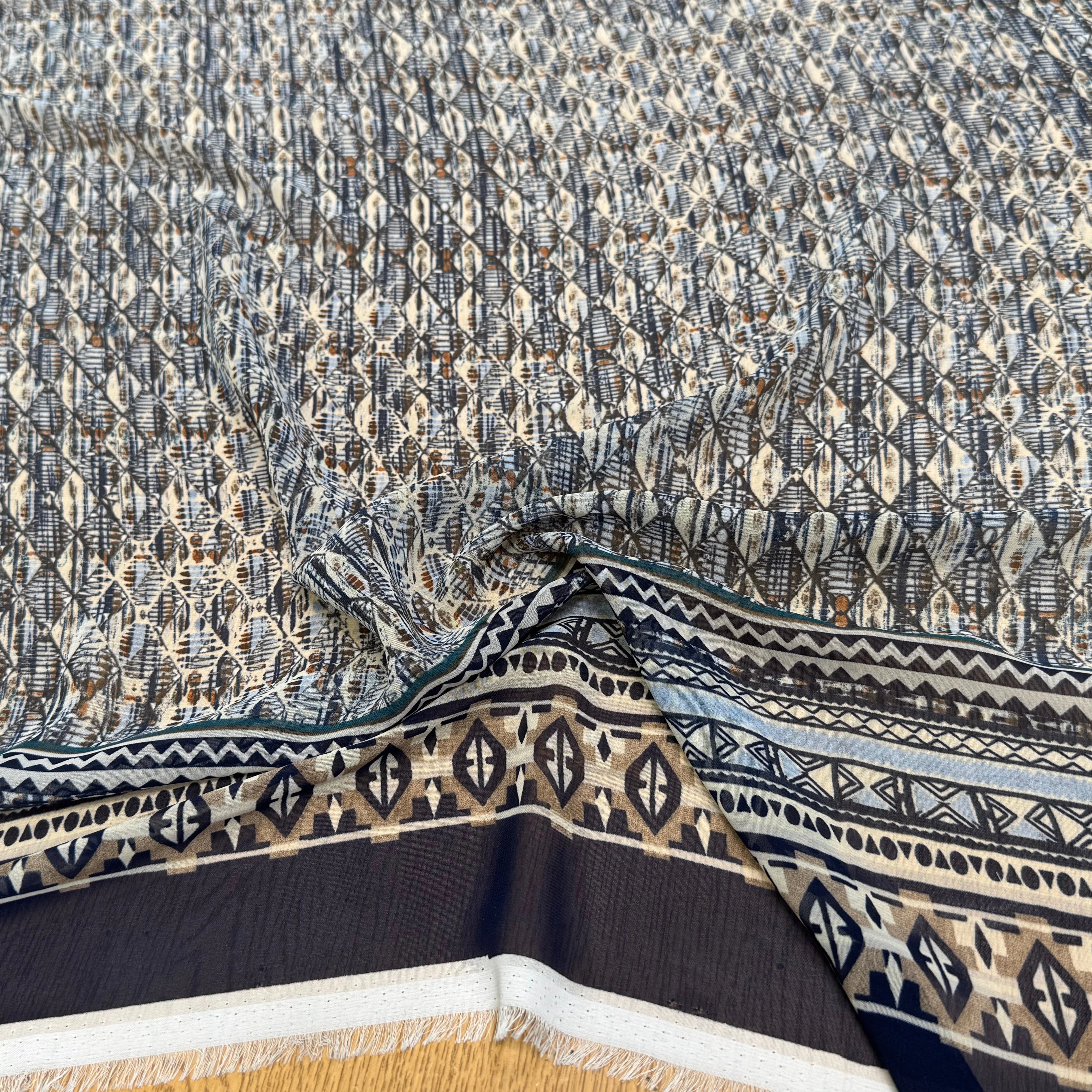CHIFFON IMPRIMÉ MOTIFS GÉOMETRIQUES CIEL MARINE - My Little Coupon