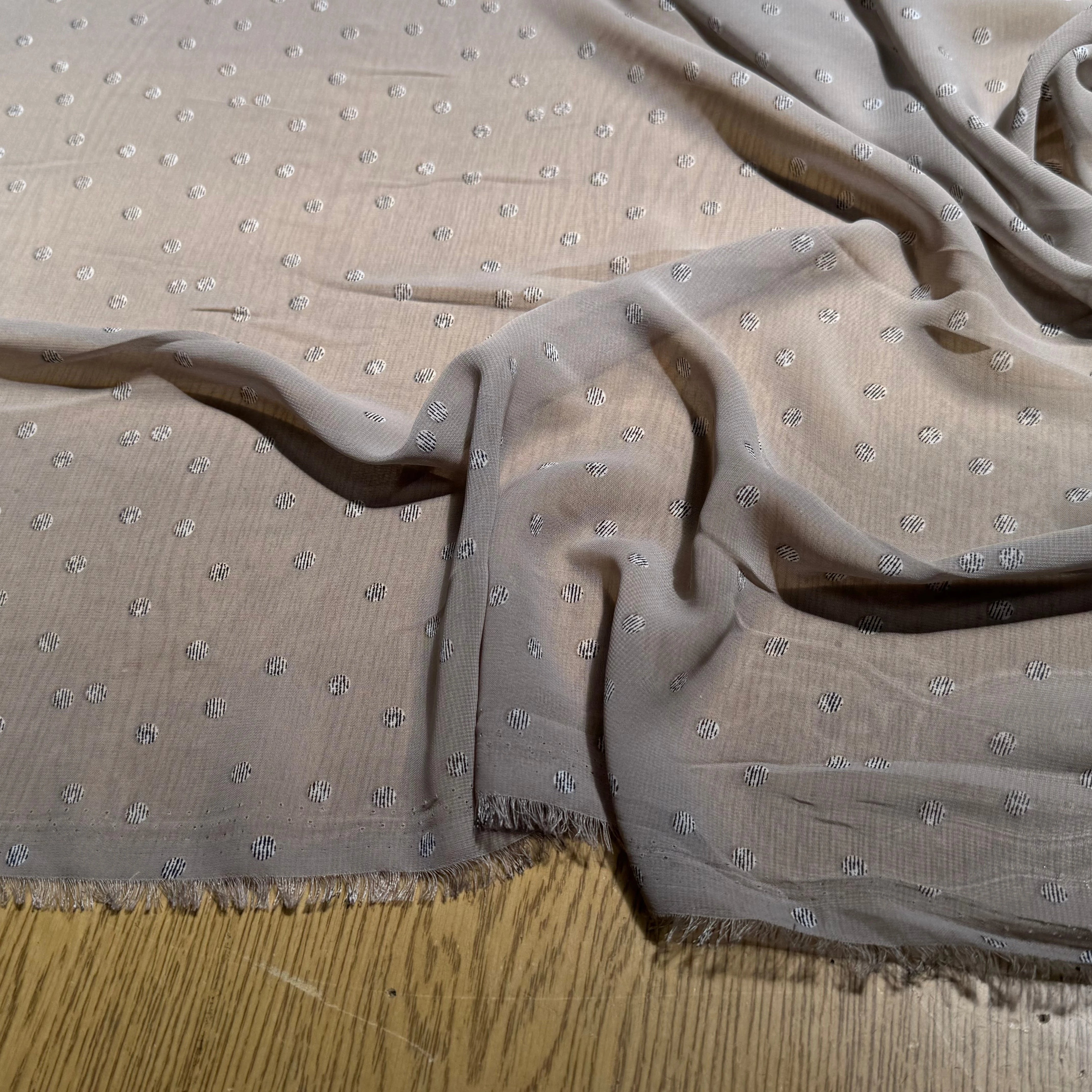 CHIFFON IMPRIMÉ POIS RAYÉS FOND BEIGE CENDRÉ - My Little Coupon