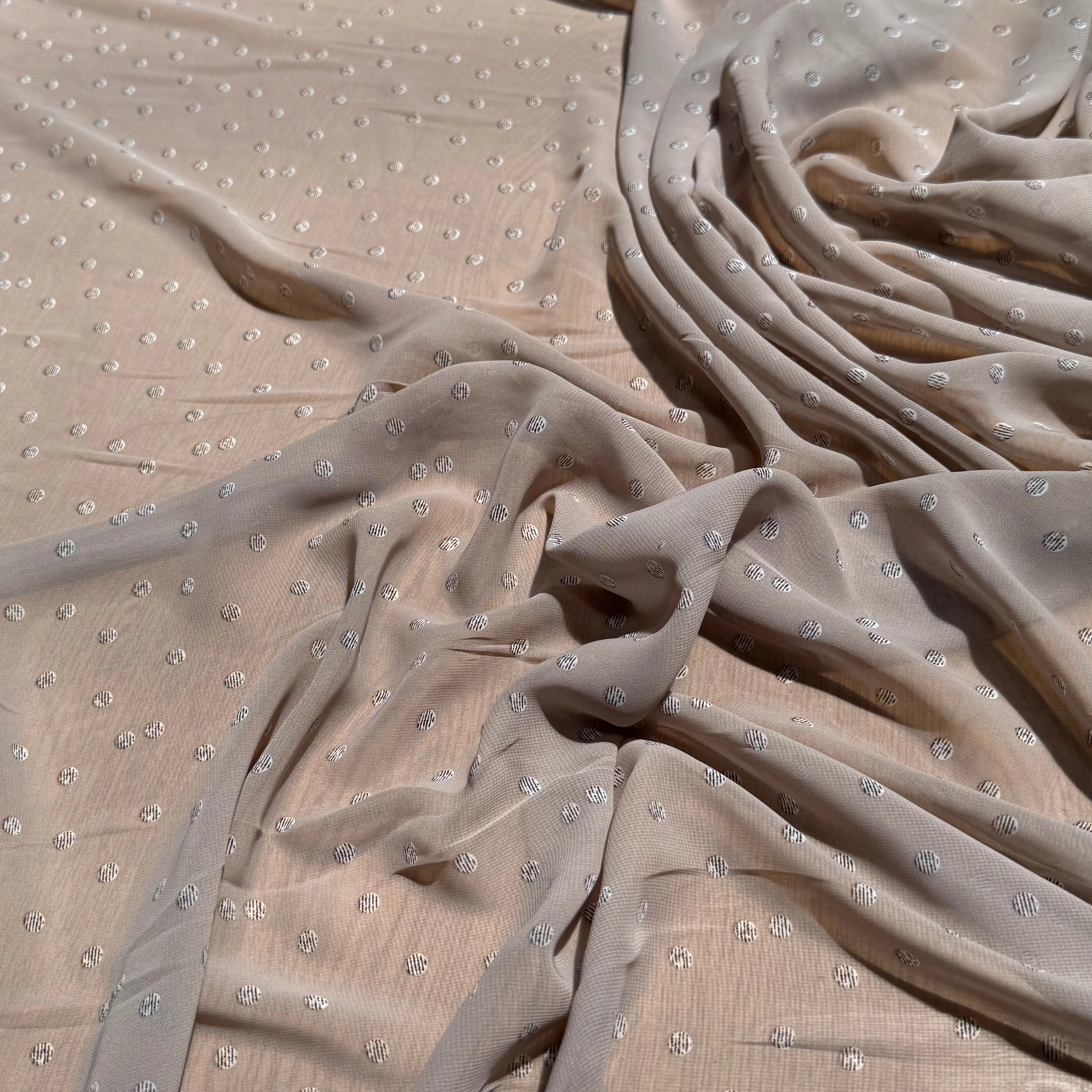 CHIFFON IMPRIMÉ POIS RAYÉS FOND BEIGE CENDRÉ - My Little Coupon