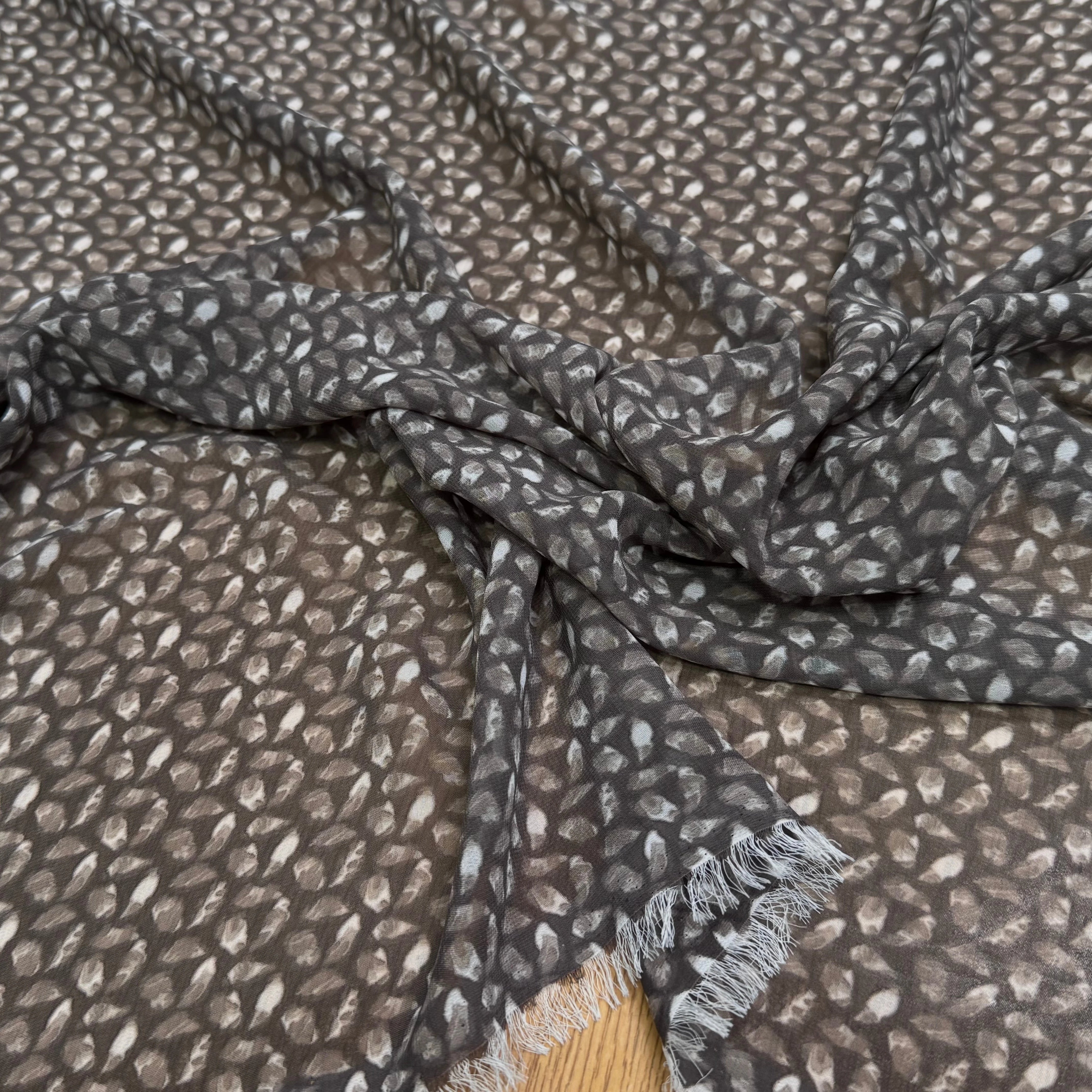 CHIFFON PRINTED CAILLOUX FOND GRIS FONCÉ - My Little Coupon