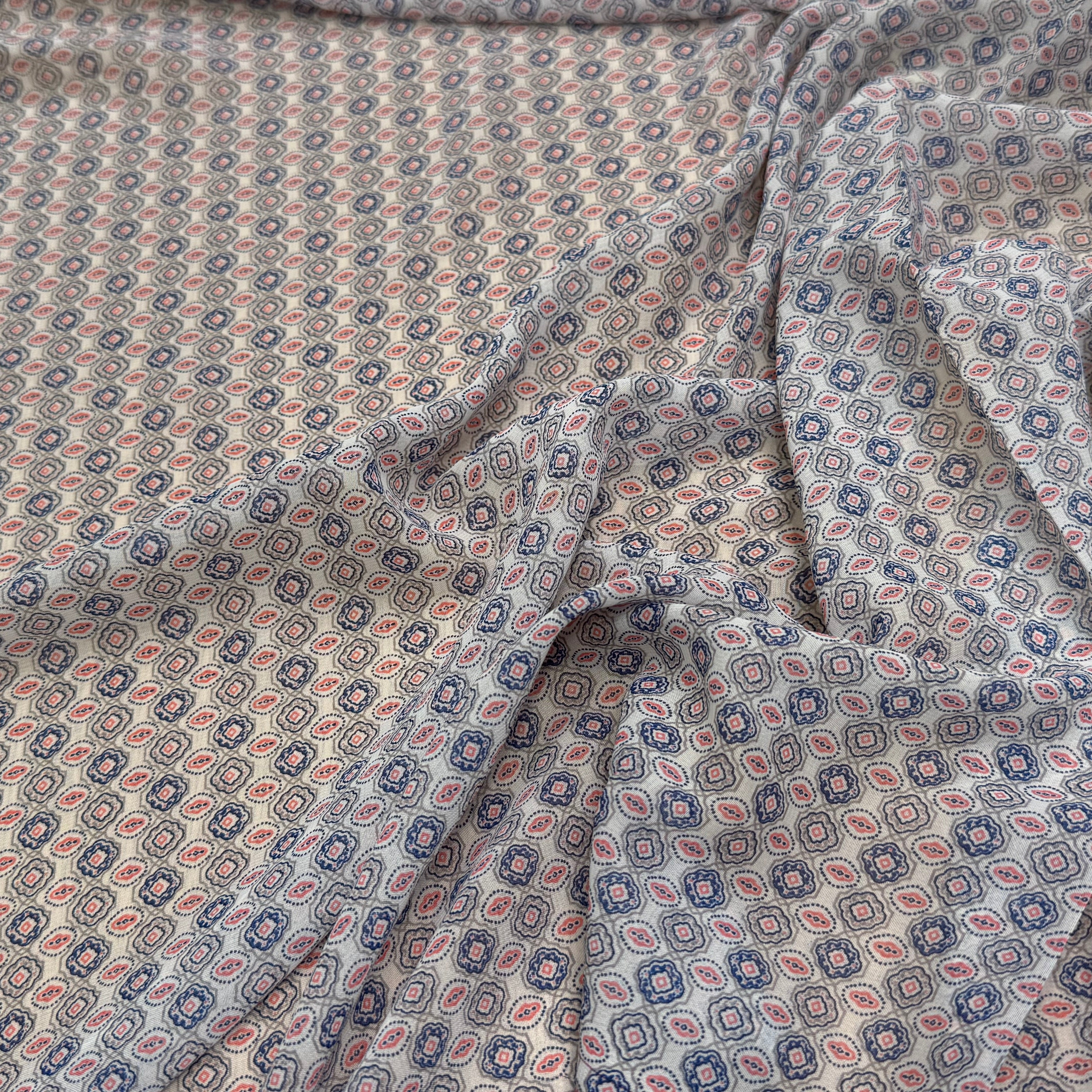 CHIFFON PRINTED FOND CASSÉ MOTIFS ABSTRAITS - My Little Coupon