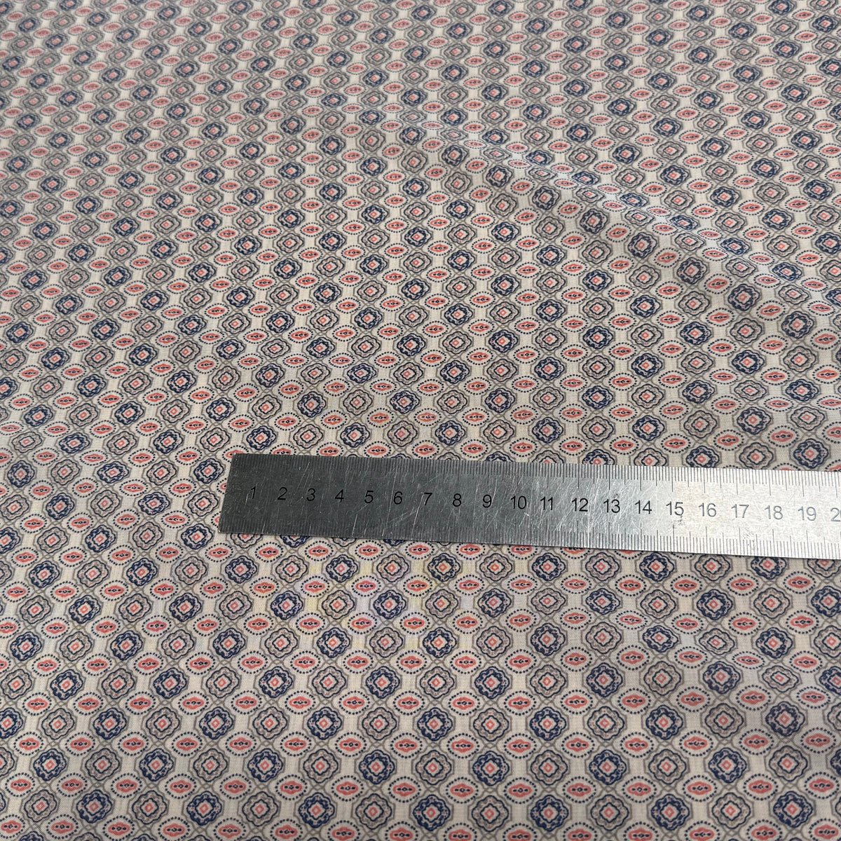 CHIFFON PRINTED FOND CASSÉ MOTIFS ABSTRAITS - My Little Coupon