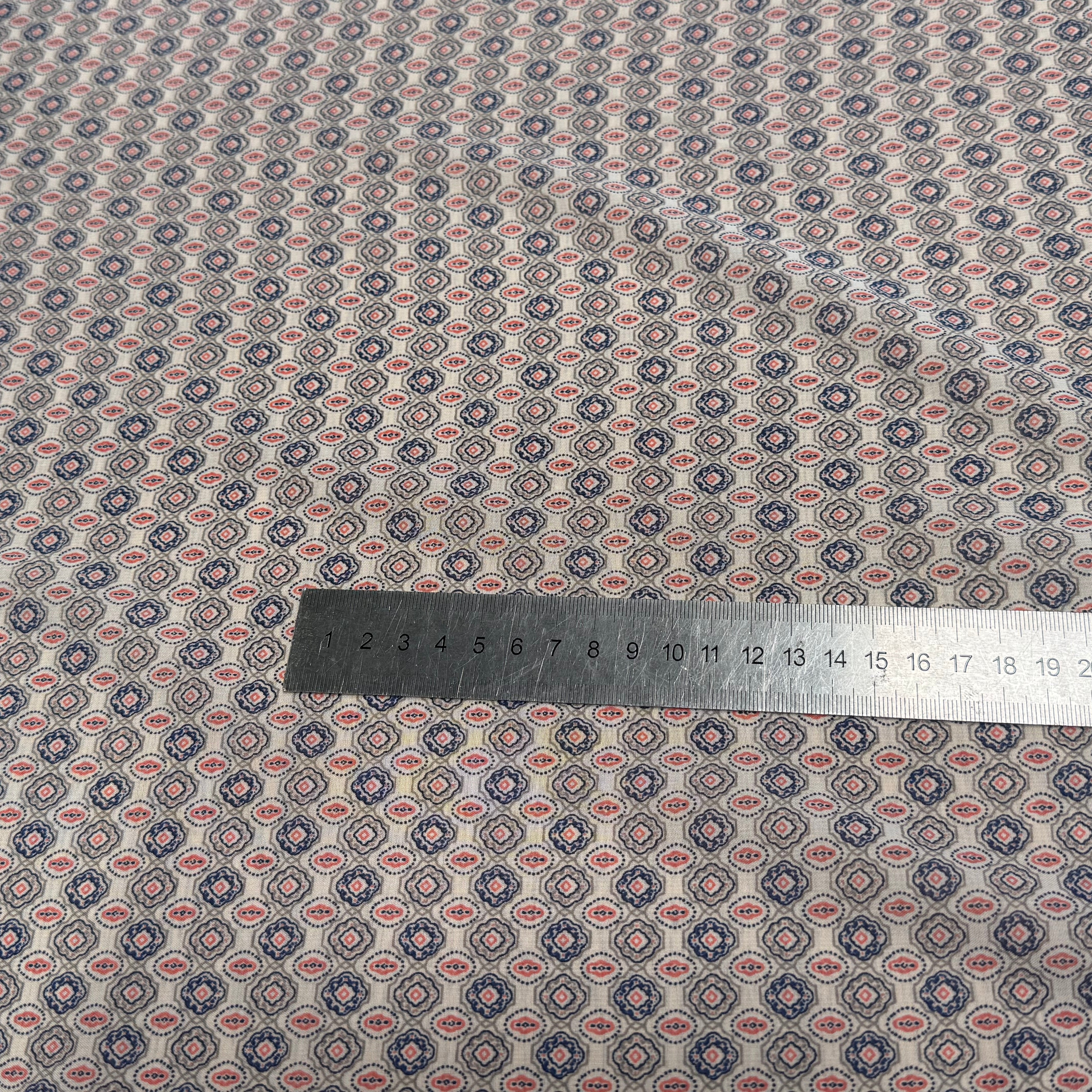 CHIFFON PRINTED FOND CASSÉ MOTIFS ABSTRAITS - My Little Coupon