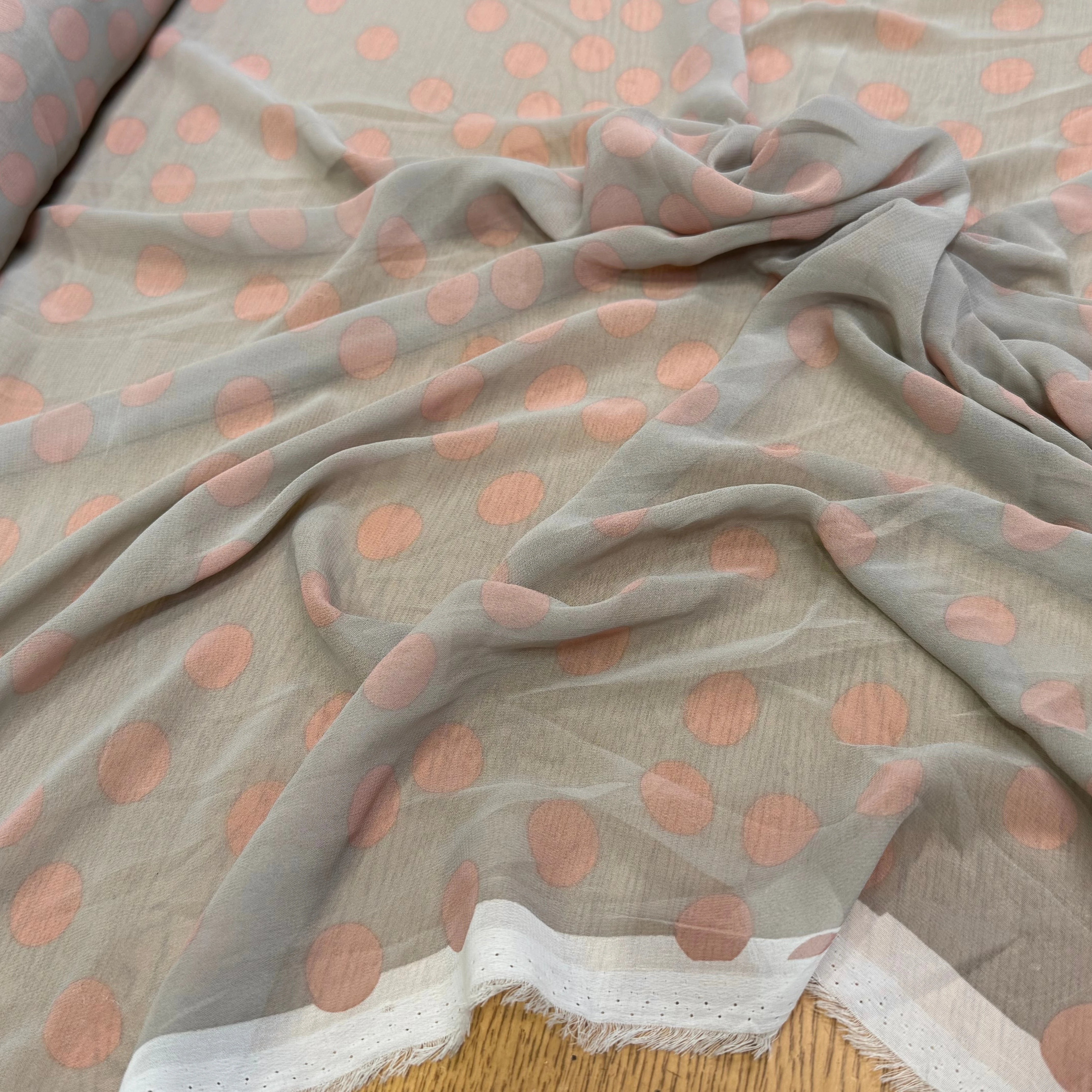 CHIFFON PRINTED GROS POIS ROSE FOND GRIS - My Little Coupon