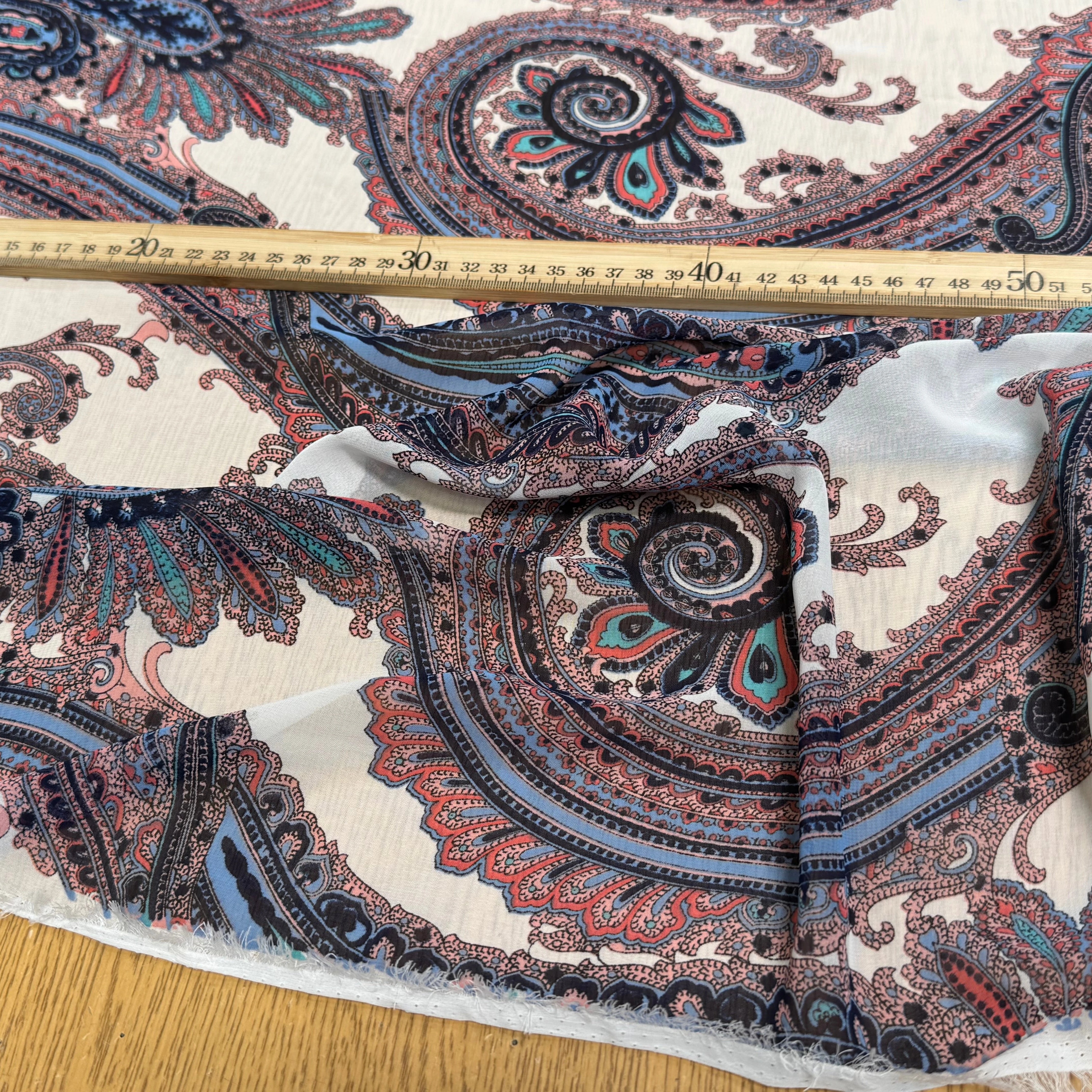 CHIFFON PRINTED MOTIFS ABSTRAITS MULTICOLORES FOND ÉCRU - My Little Coupon
