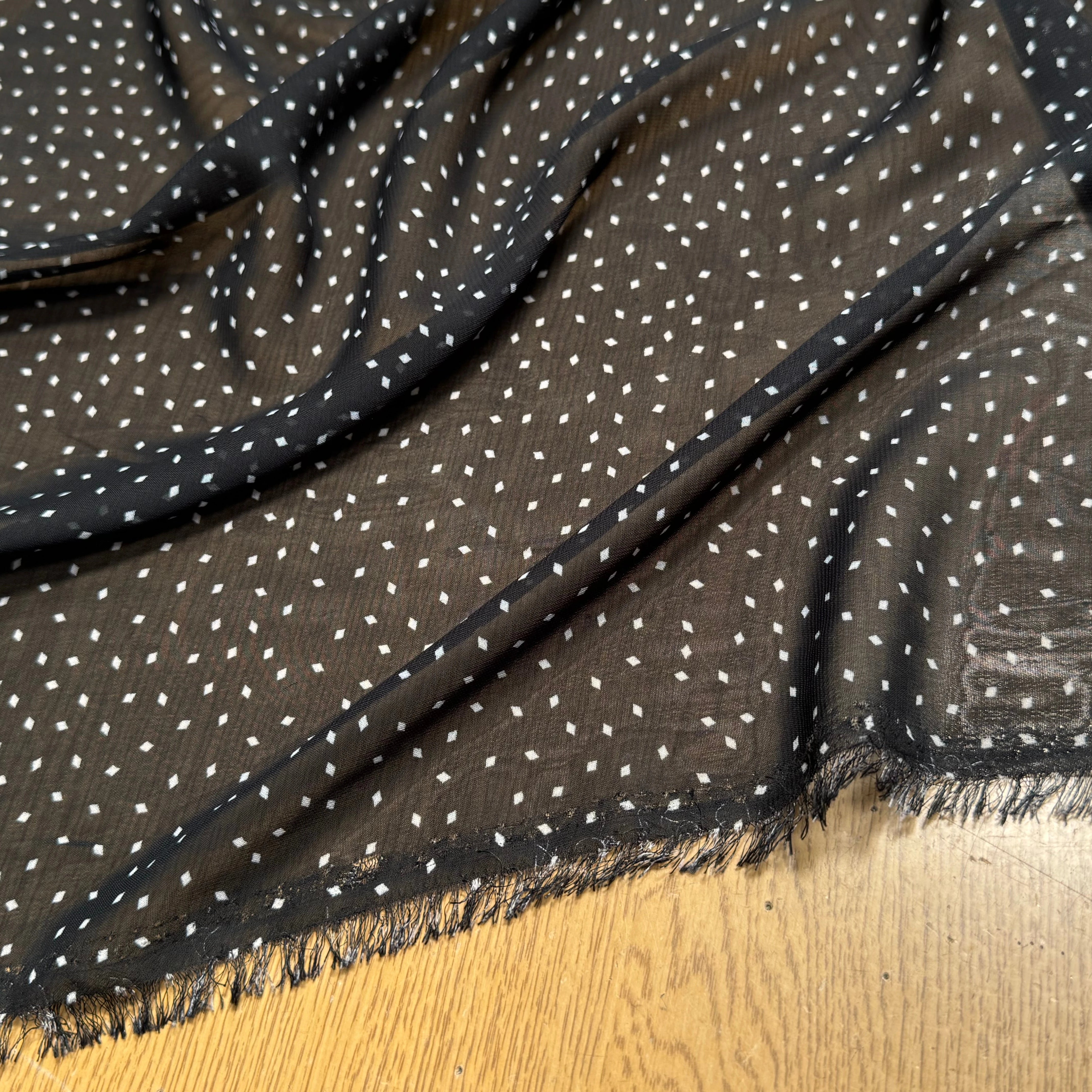 CHIFFON PRINTED POIS MINI LOSANGES FOND NOIR - My Little Coupon