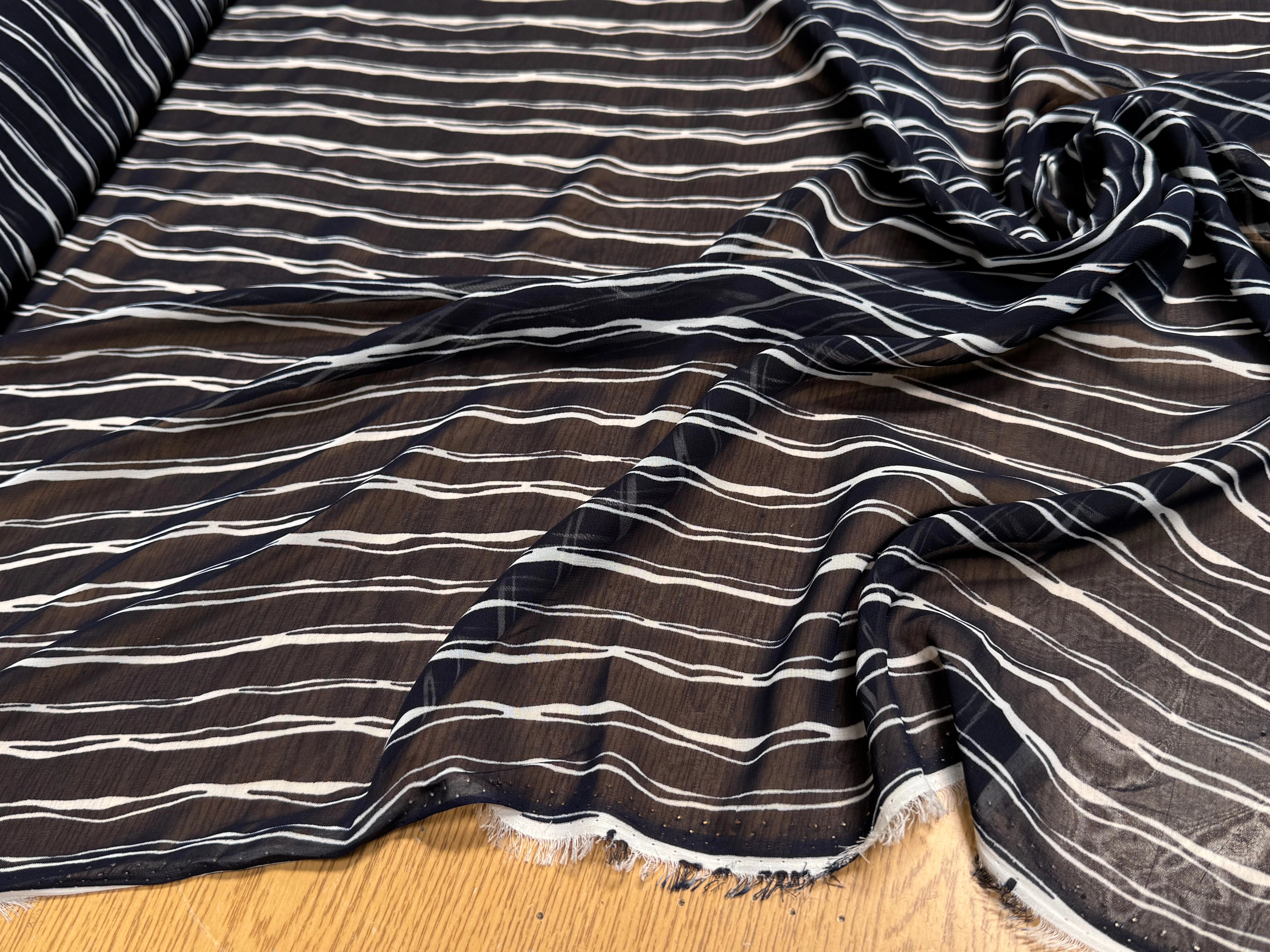 CHIFFON PRINTED RAYURES CROISÉES MARINE FONCÉ - My Little Coupon