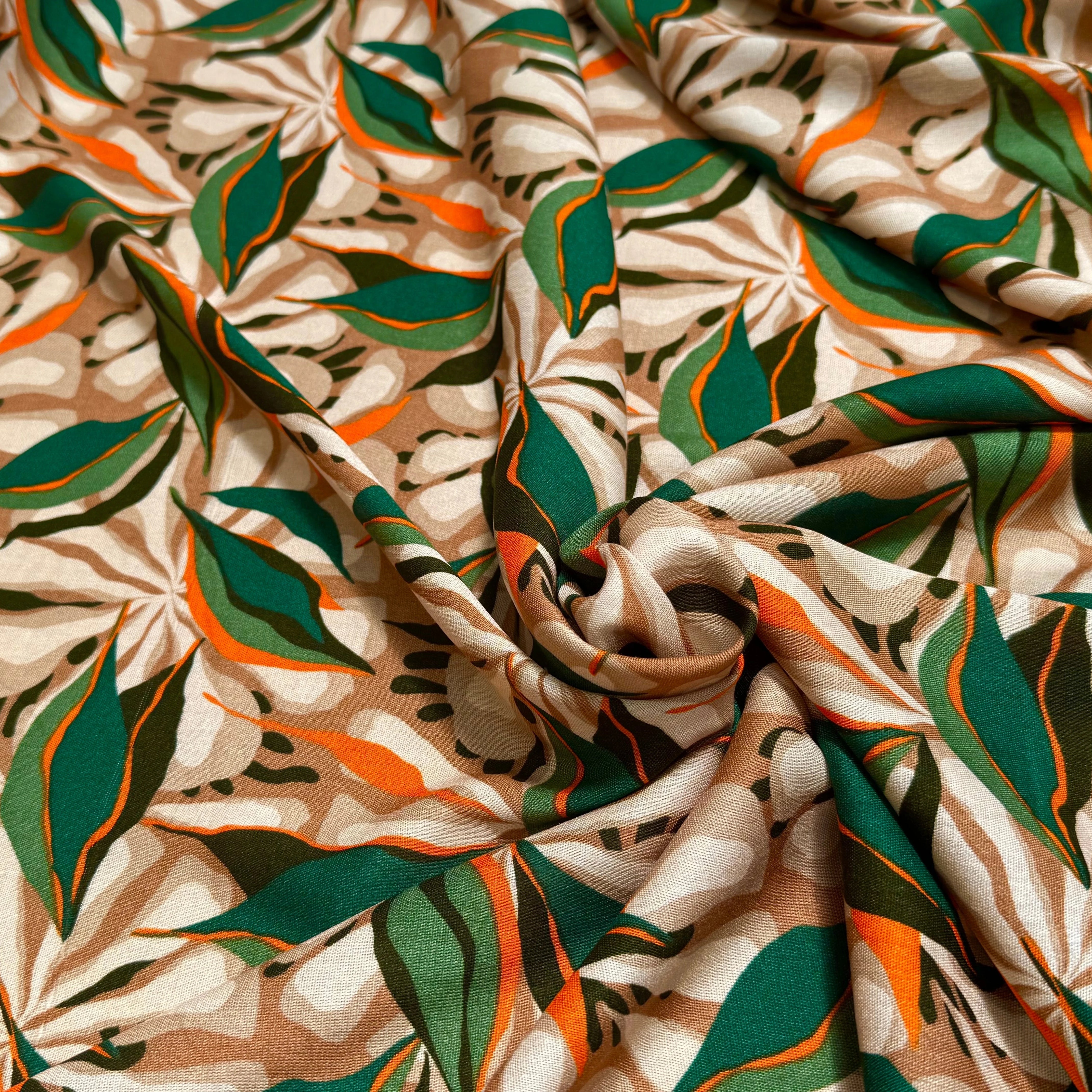 VISCOSE FLUIDE FOND BEIGE MOTIFS FEUILLAGES VERT ORANGE - My Little Coupon
