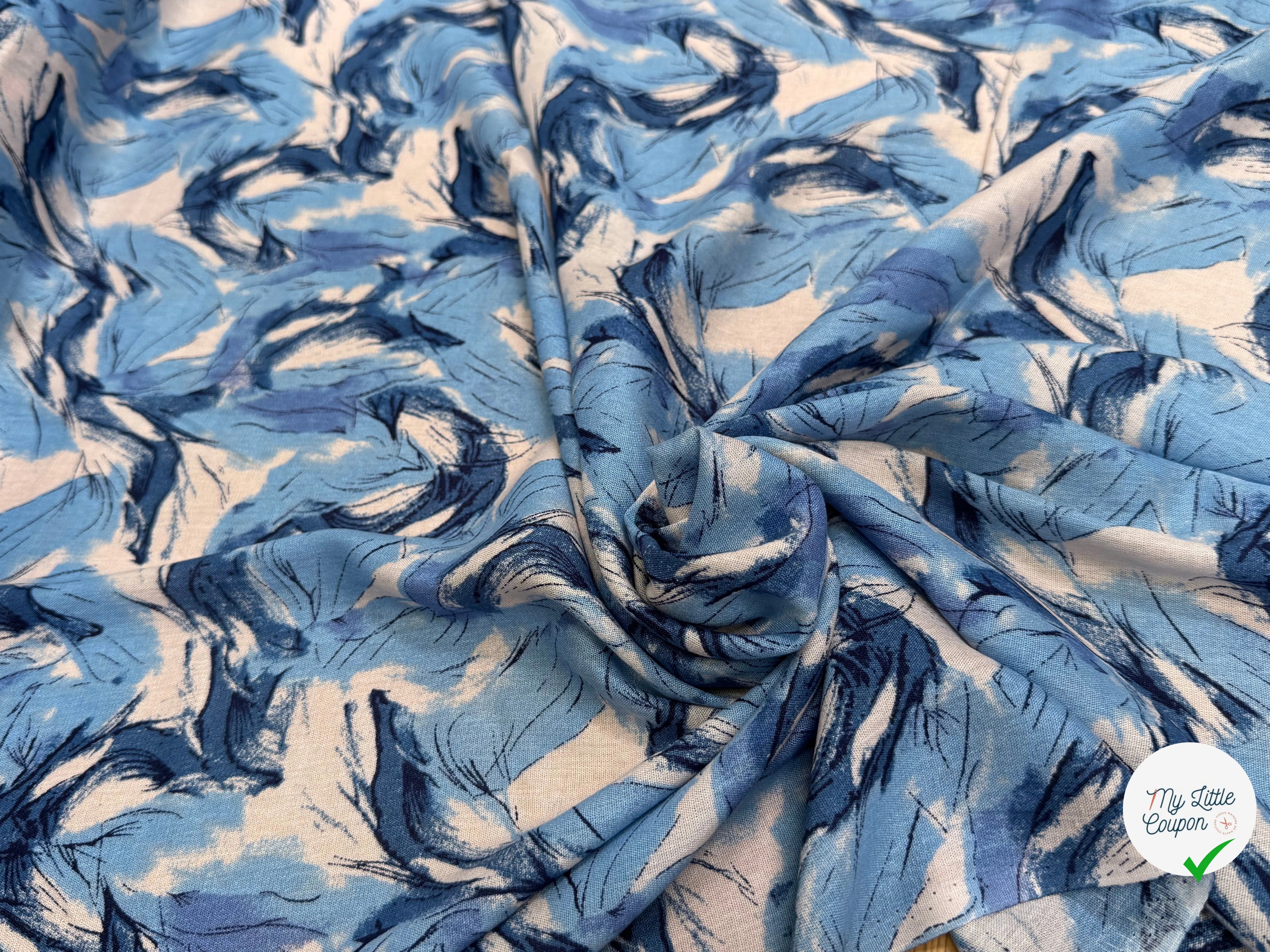 VISCOSE FLUIDE FOND BLANC IMPRIMÉE TOURBILLON BLEU ET CIEL - My Little Coupon