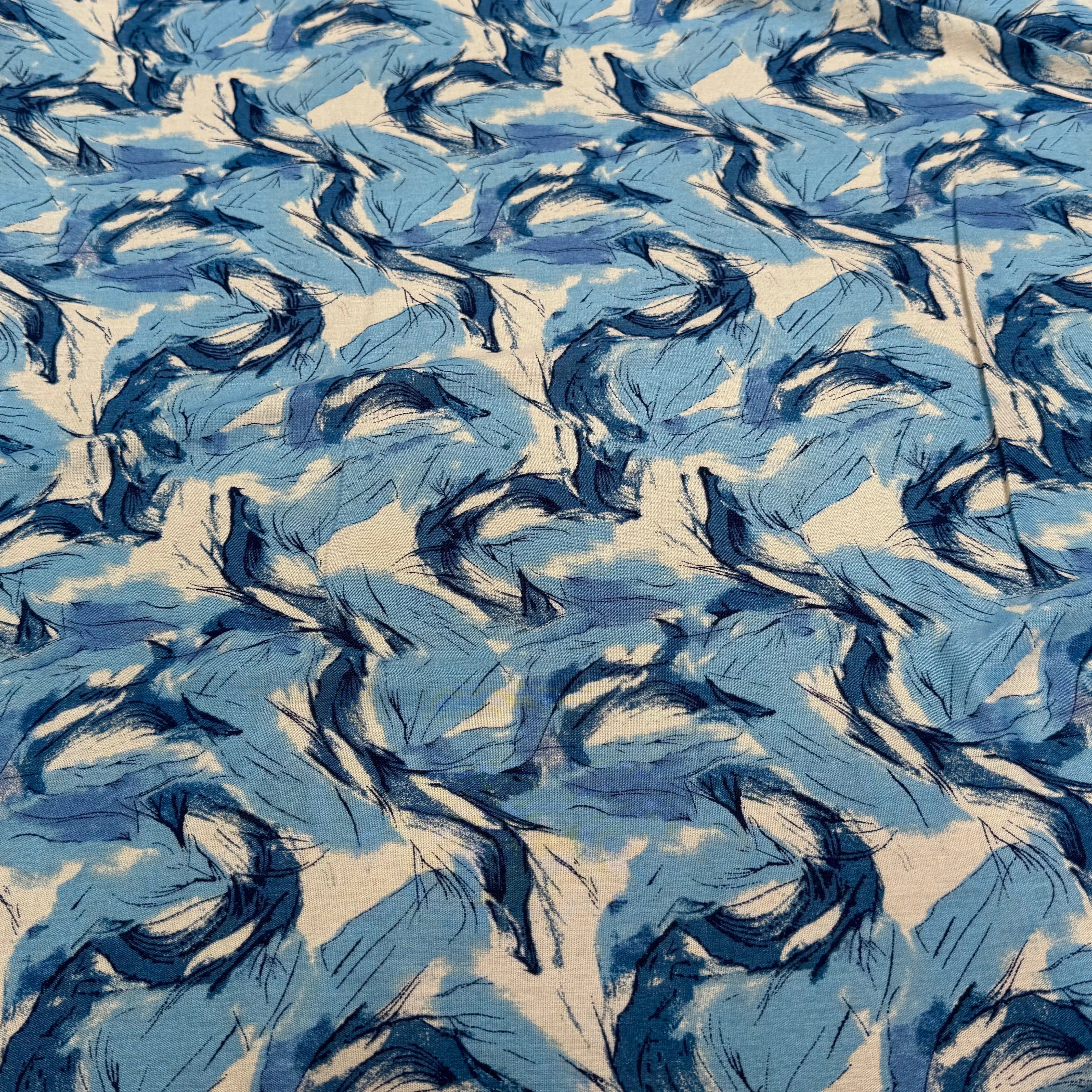 VISCOSE FLUIDE FOND BLANC IMPRIMÉE TOURBILLON BLEU ET CIEL - My Little Coupon