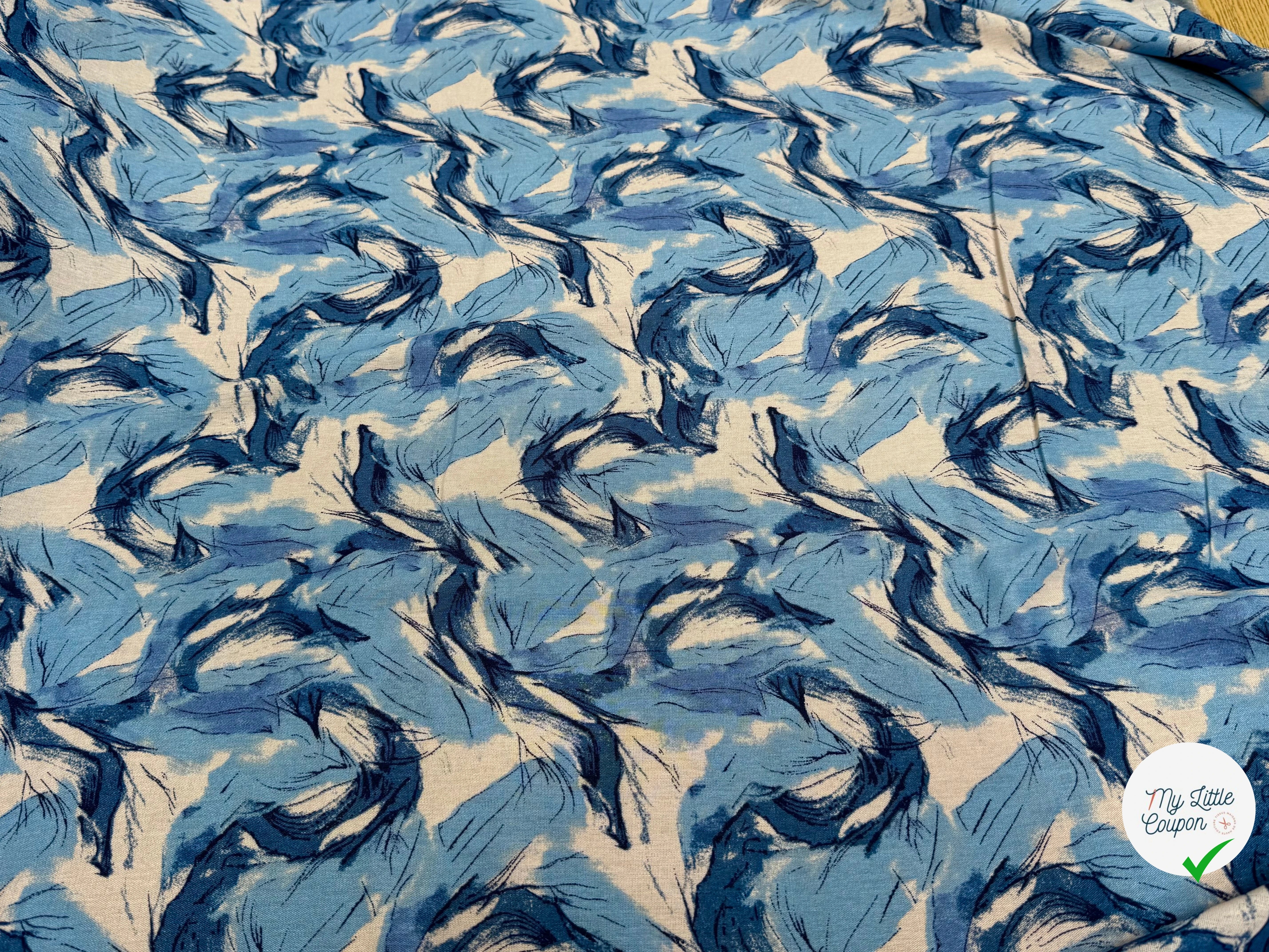 VISCOSE FLUIDE FOND BLANC IMPRIMÉE TOURBILLON BLEU ET CIEL - My Little Coupon