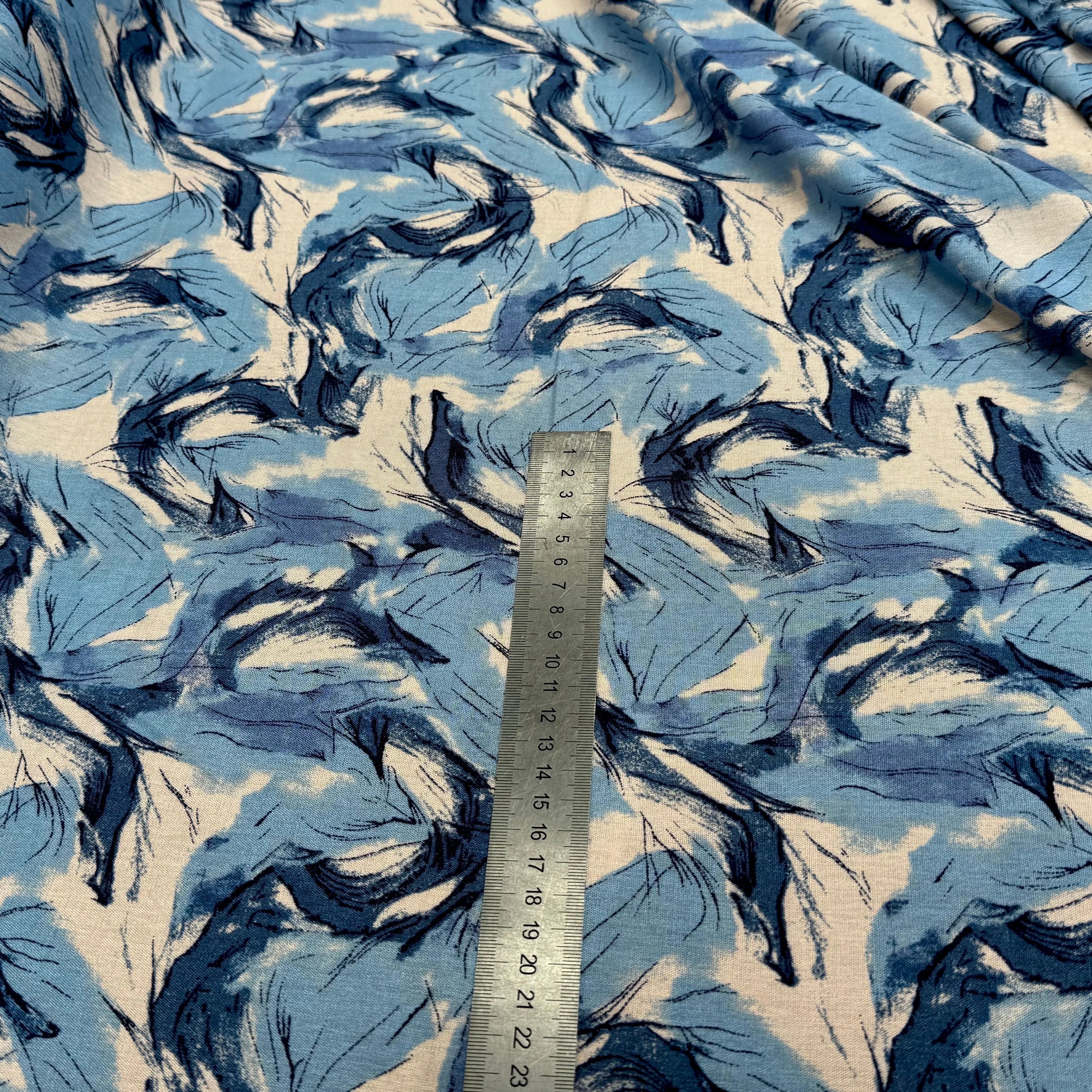 VISCOSE FLUIDE FOND BLANC IMPRIMÉE TOURBILLON BLEU ET CIEL - My Little Coupon