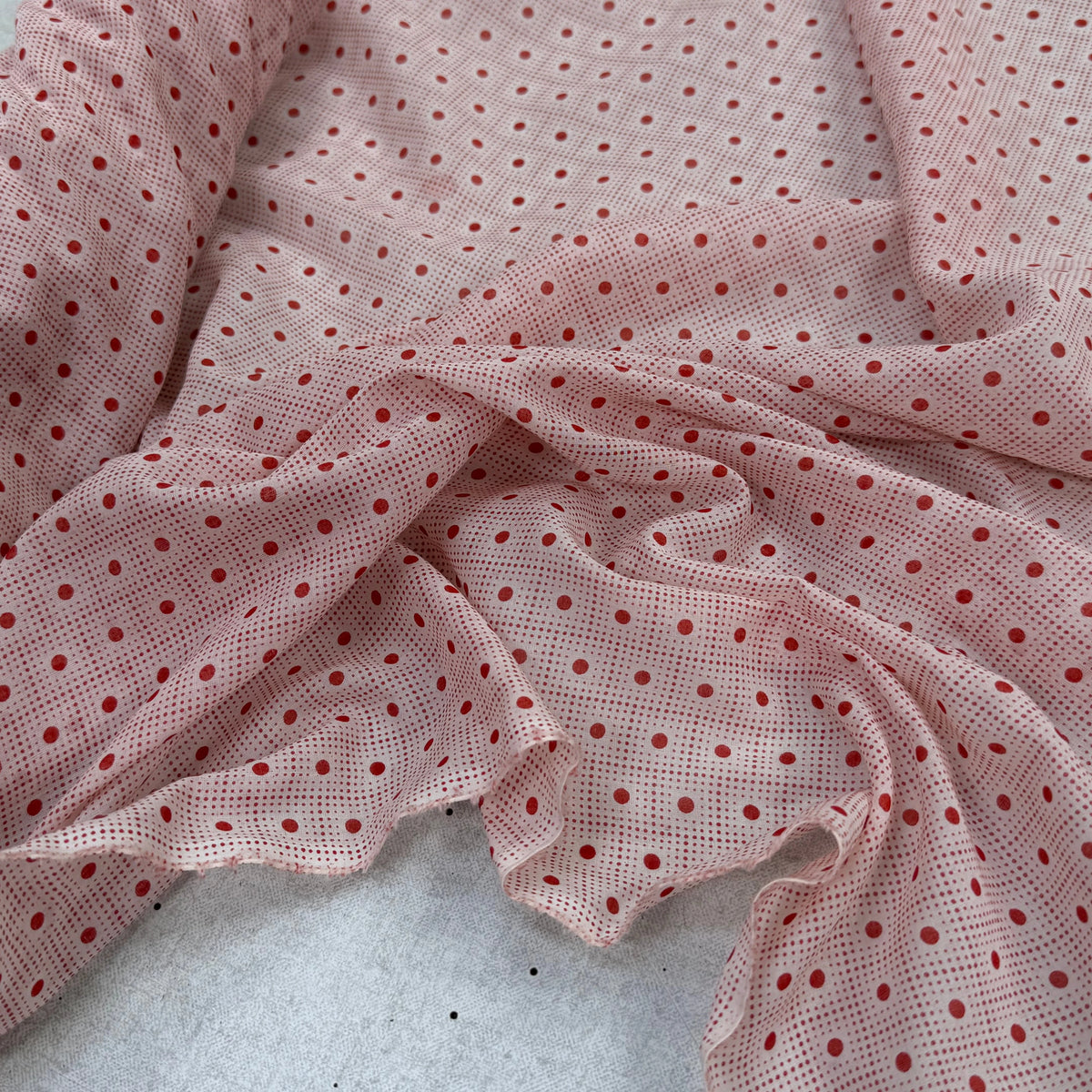(CHUTE) VOILE DE COTON FOND BEIGE MOTIFS PETITS POIS ROUGES IRREGULIERS - My Little Coupon
