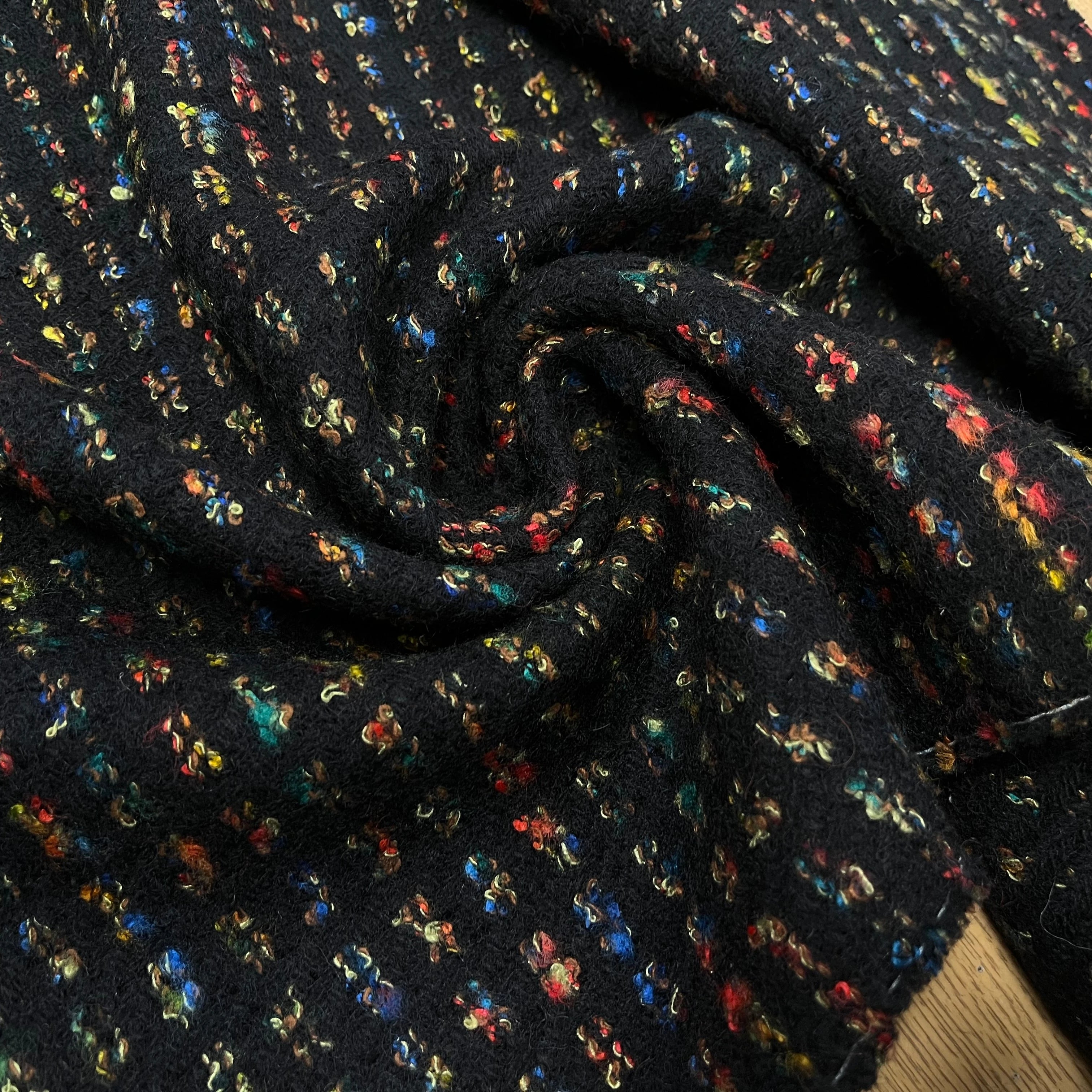 (CHUTE)LAINAGE MANTEAU MOTIF PEINTURE MULTICOLORES FOND NOIR - My Little Coupon