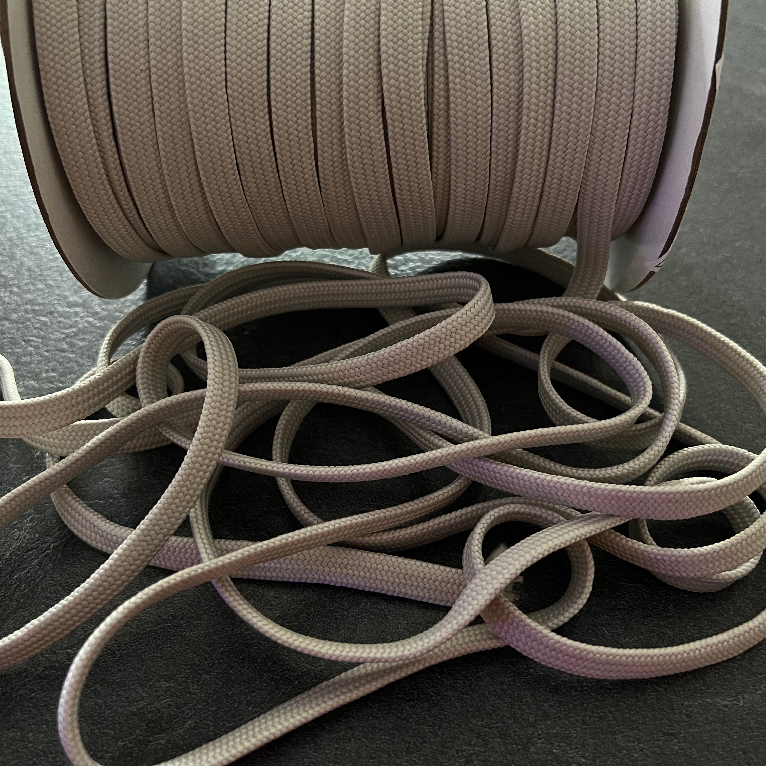 CORDON TRESSÉ PLAT BLANC GRISÉ 10mm - My Little Coupon