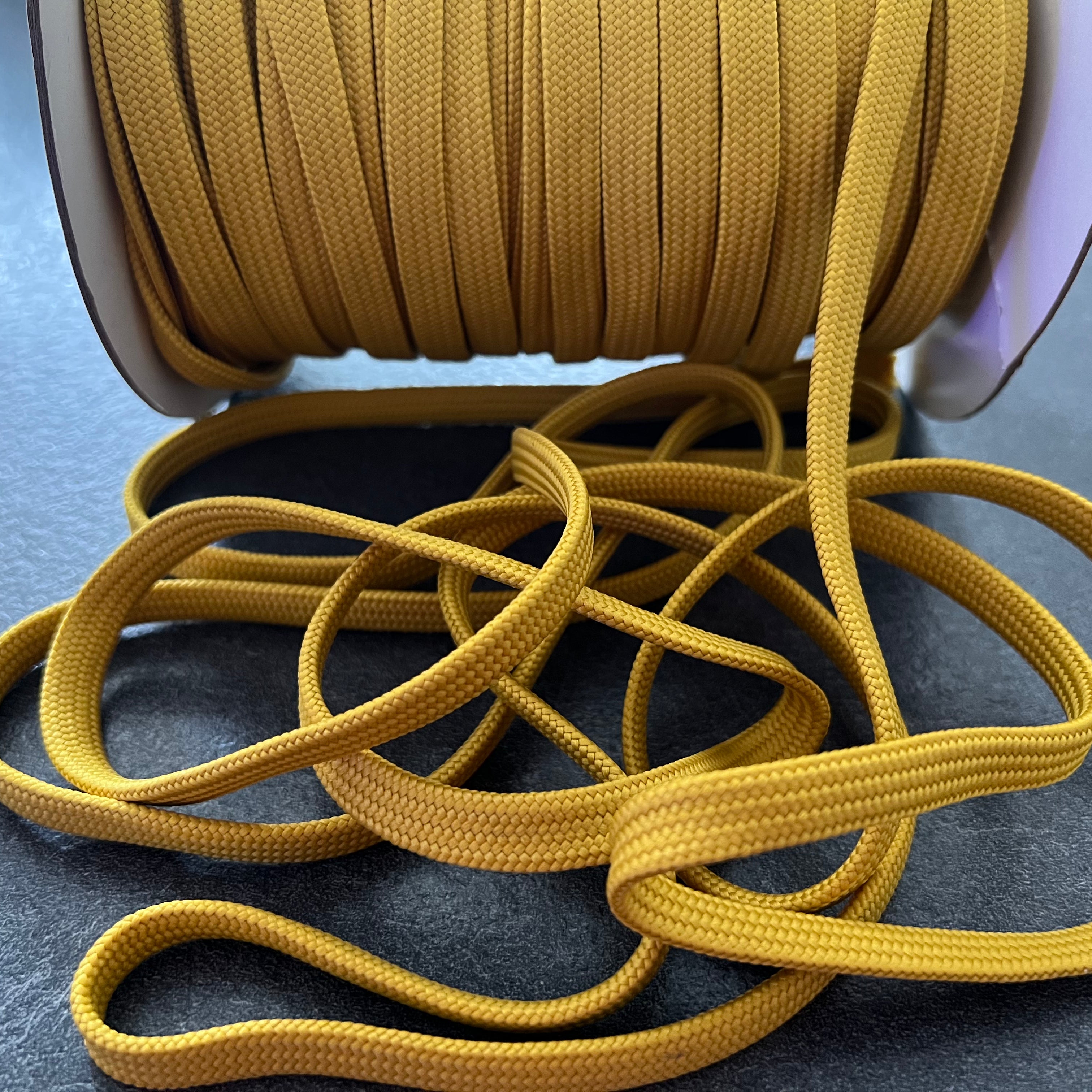 CORDON TRESSÉ PLAT JAUNE MOUTARDE 10mm - My Little Coupon