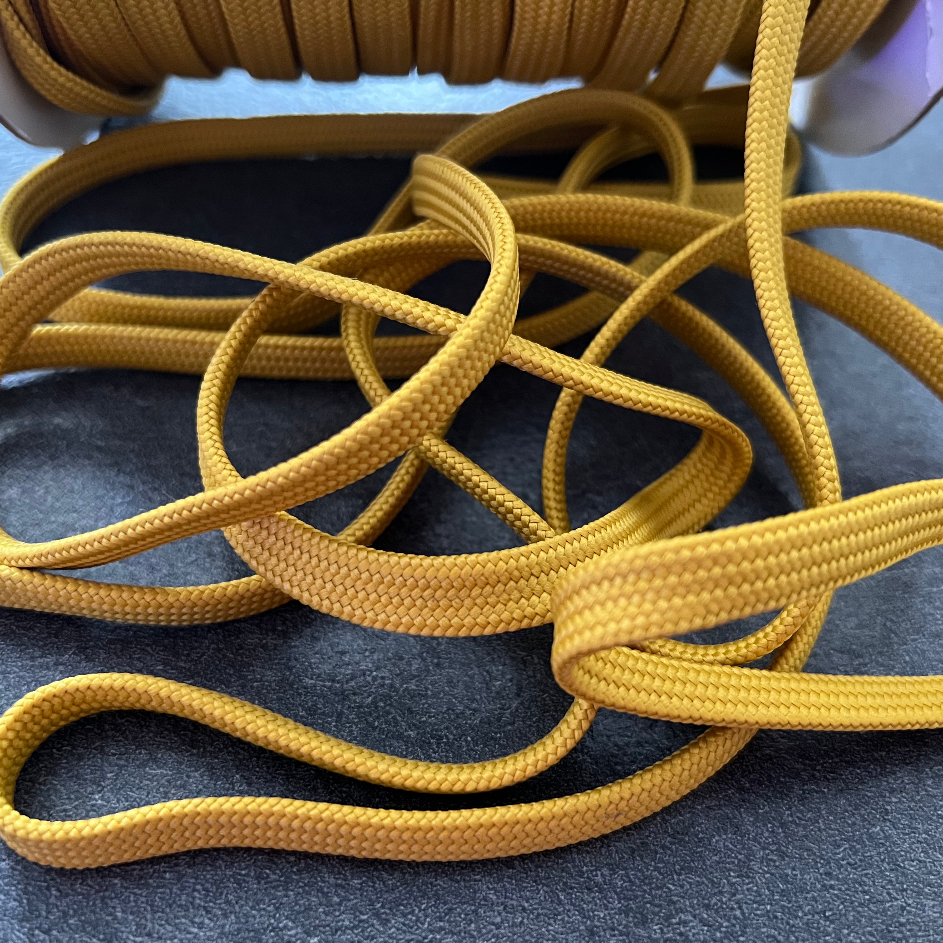 CORDON TRESSÉ PLAT JAUNE MOUTARDE 10mm - My Little Coupon