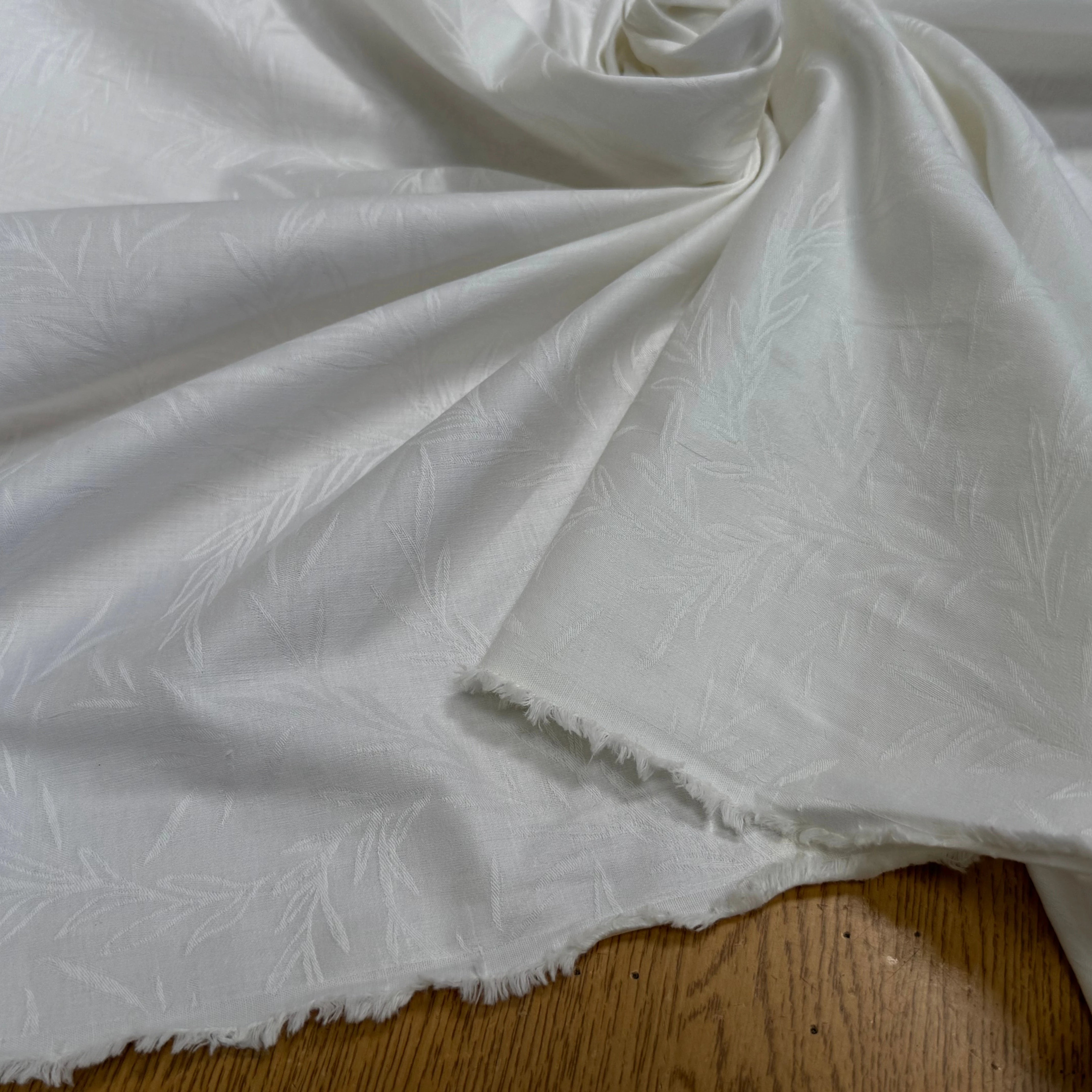 COTON JACQUARD DAMASSÉ BLANC CASSÉ MOTIFS FLORAUX 280 DE LAIZE SOFT TOUCHÉ - My Little Coupon