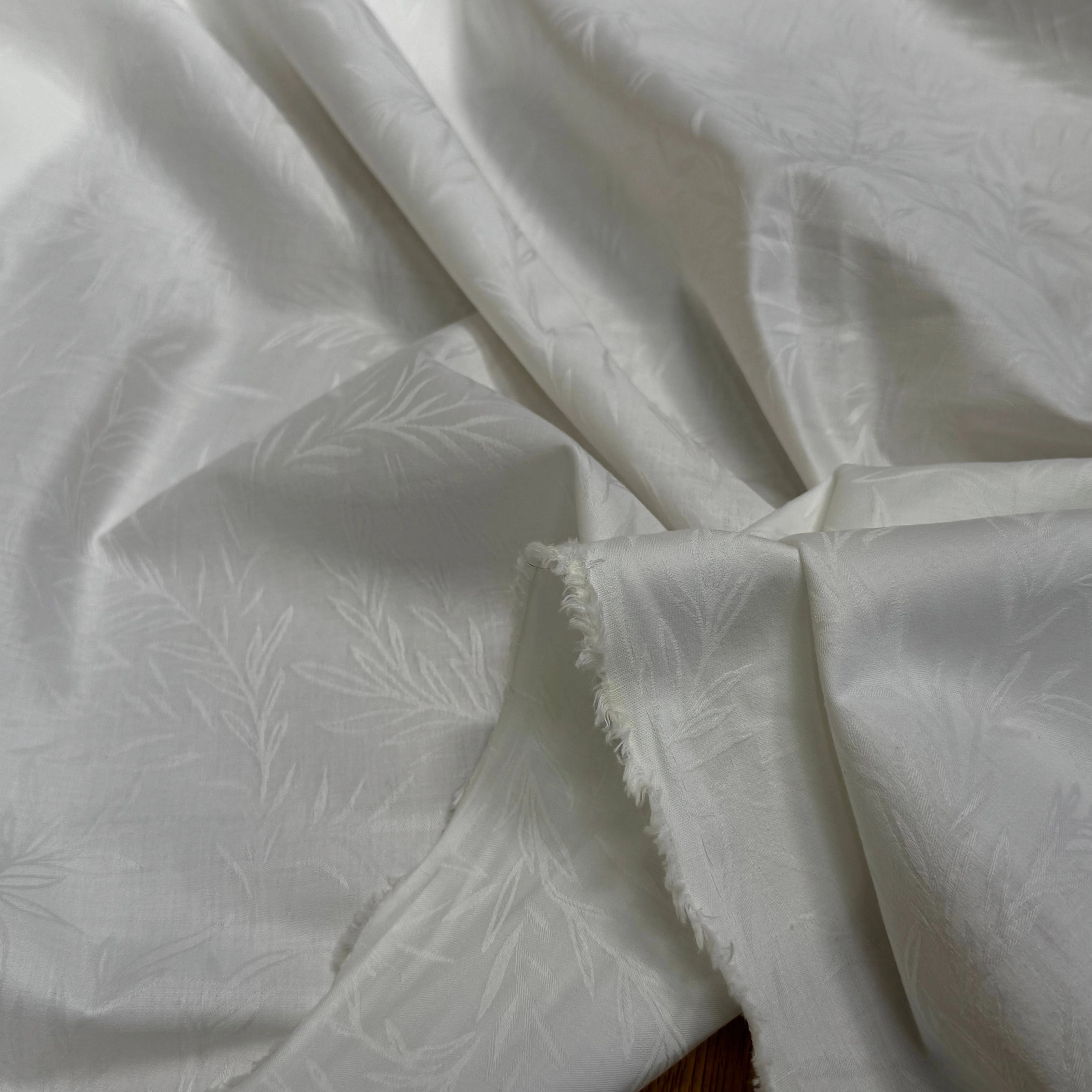 COTON JACQUARD DAMASSÉ BLANC CASSÉ MOTIFS FLORAUX 280 DE LAIZE SOFT TOUCHÉ - My Little Coupon