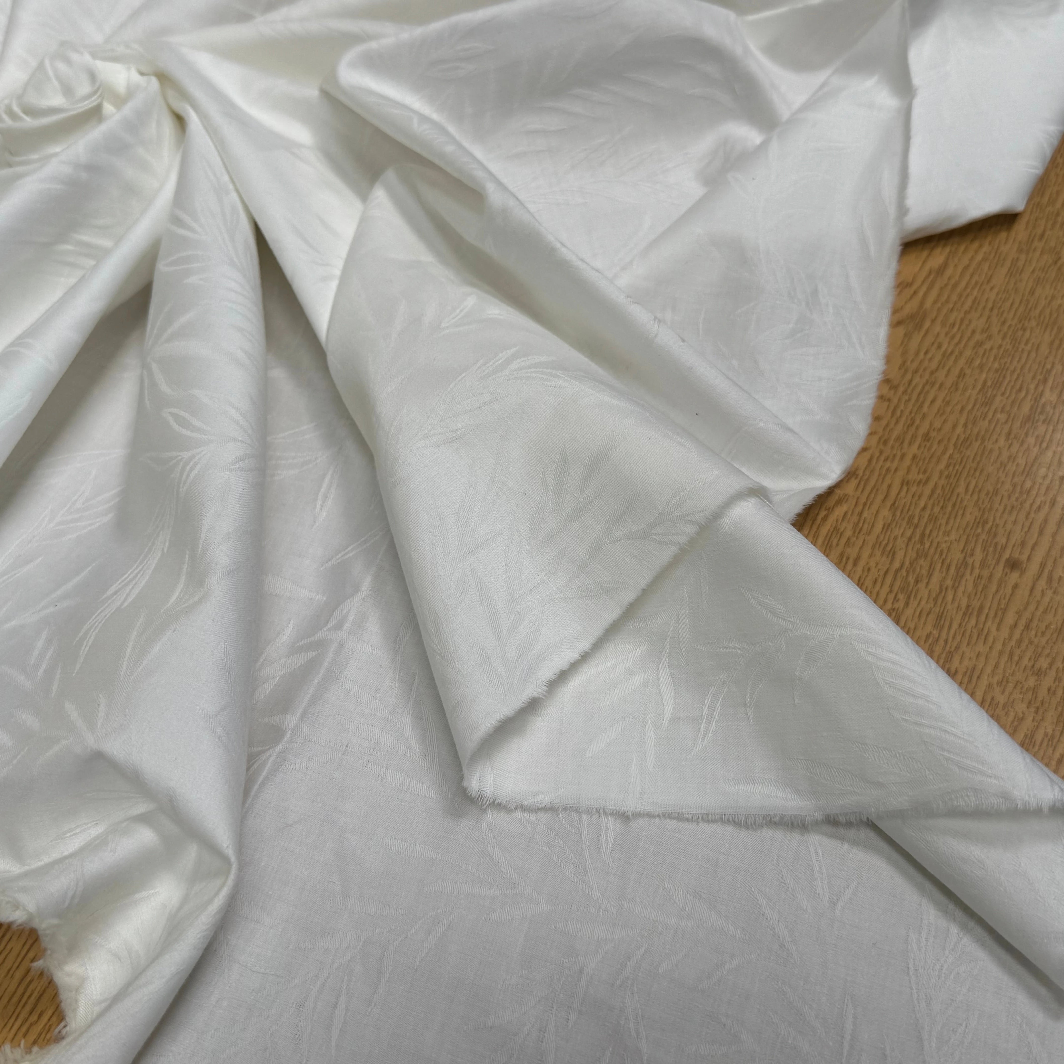COTON JACQUARD DAMASSÉ BLANC CASSÉ MOTIFS FLORAUX 280 DE LAIZE SOFT TOUCHÉ - My Little Coupon