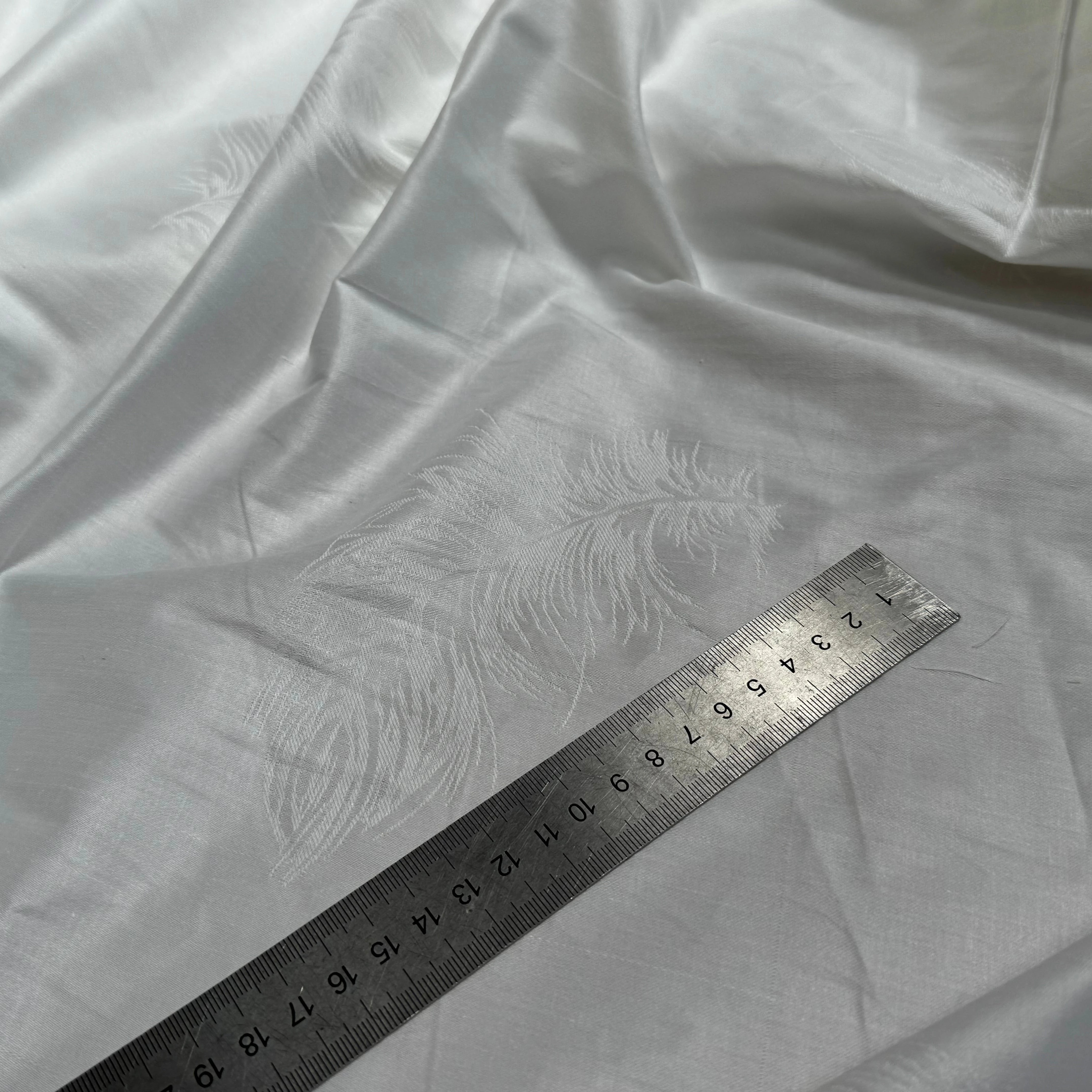 COTON JACQUARD DAMASSÉ BLANC MOTIFS PLUMES 280 DE LAIZE SOFT TOUCHÉ LÉGÈREMENT SATINÉ - My Little Coupon