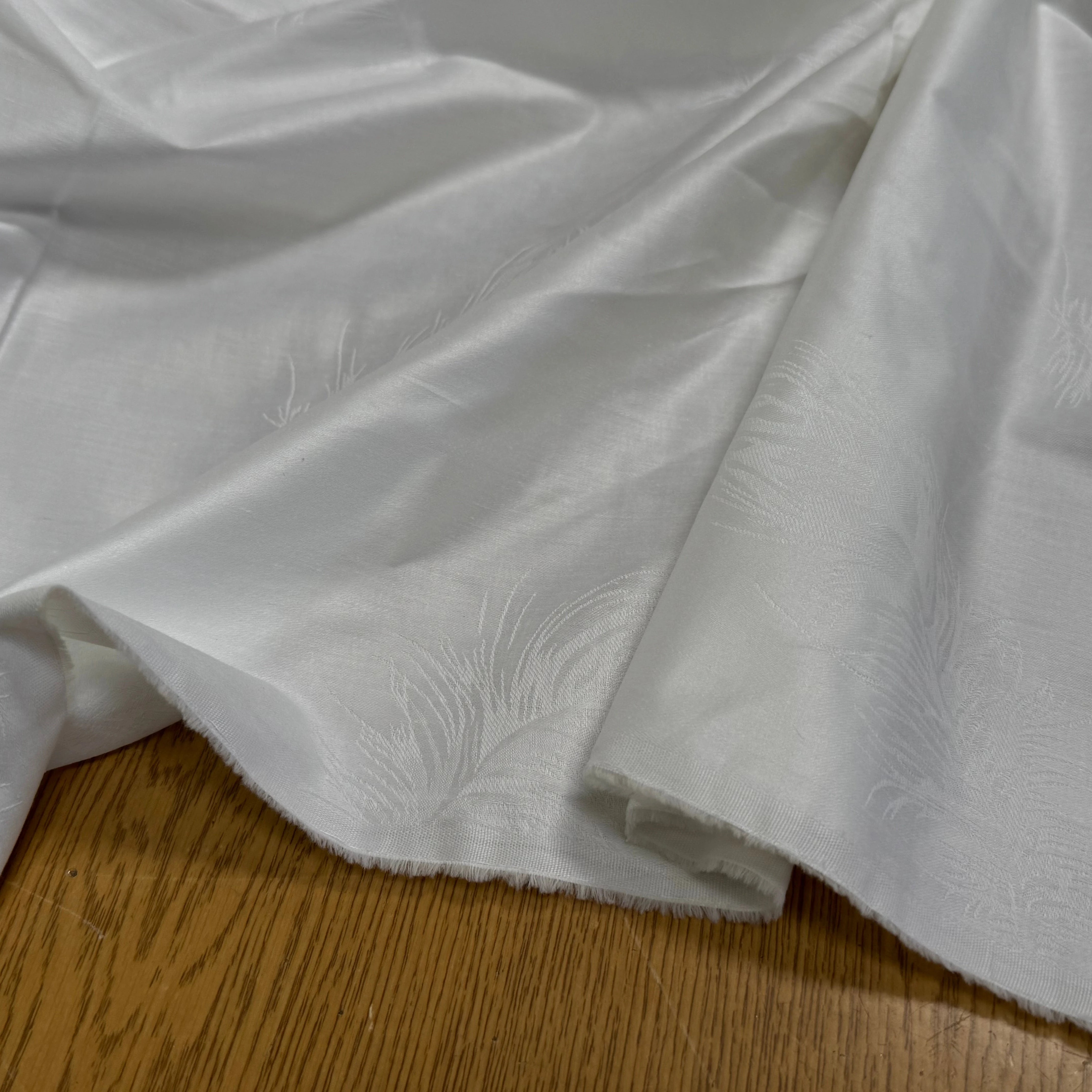 COTON JACQUARD DAMASSÉ BLANC MOTIFS PLUMES 280 DE LAIZE SOFT TOUCHÉ LÉGÈREMENT SATINÉ - My Little Coupon