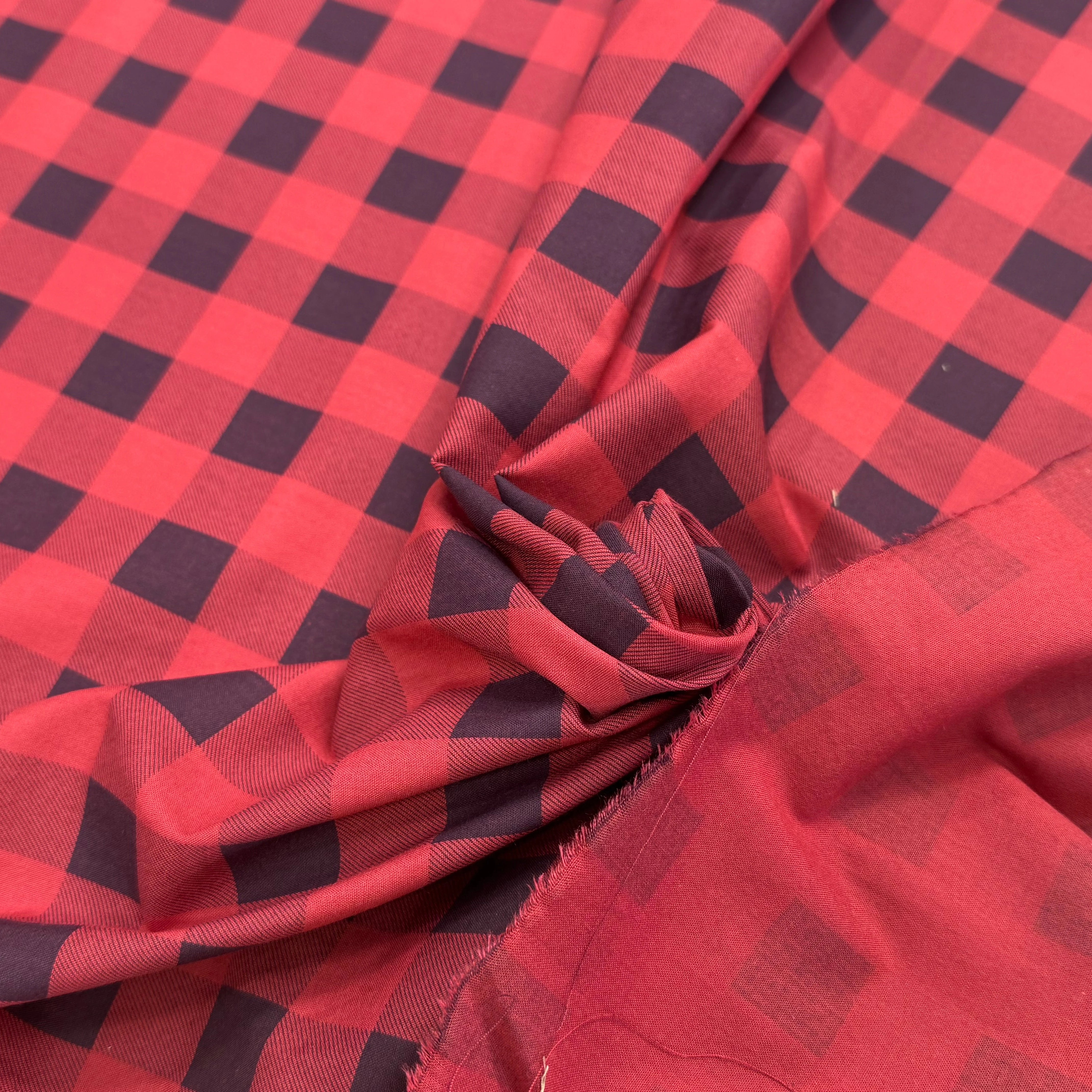 COTON LEGREMENT GRATTÉ À CARREAUX ROUGE ET NOIR ANTHRACITE 90% COTON - My Little Coupon