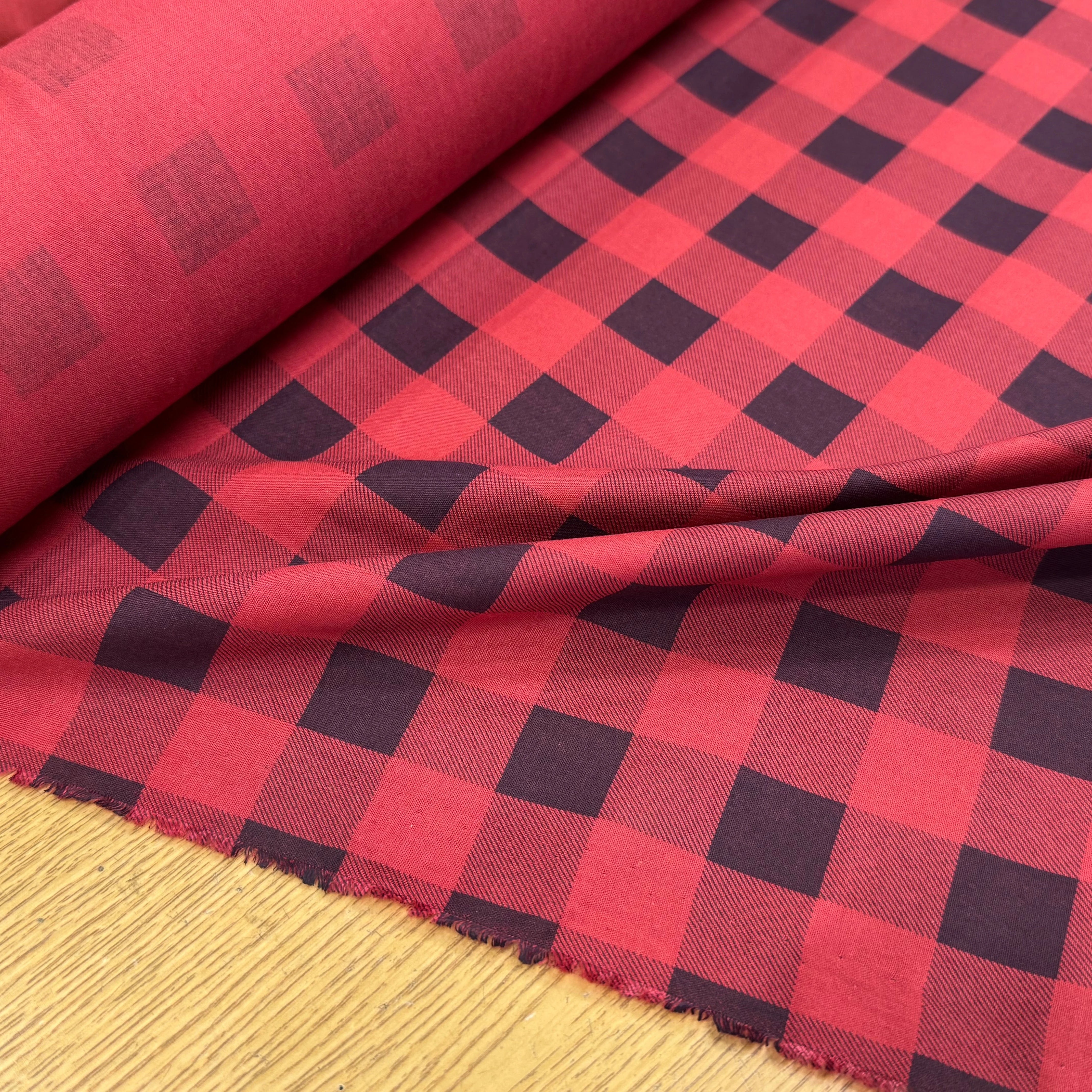 COTON LEGREMENT GRATTÉ À CARREAUX ROUGE ET NOIR ANTHRACITE 90% COTON - My Little Coupon