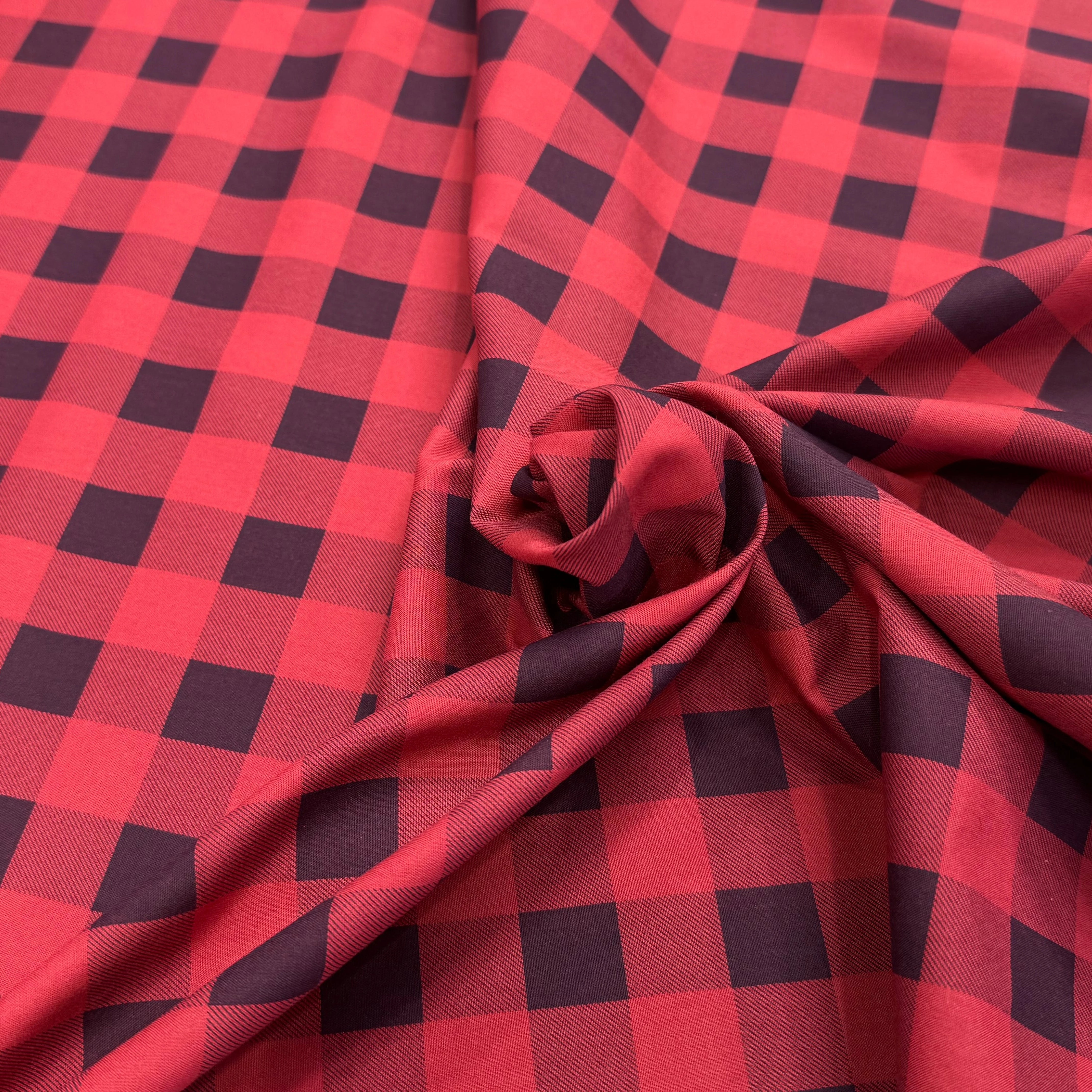 COTON LEGREMENT GRATTÉ À CARREAUX ROUGE ET NOIR ANTHRACITE 90% COTON - My Little Coupon
