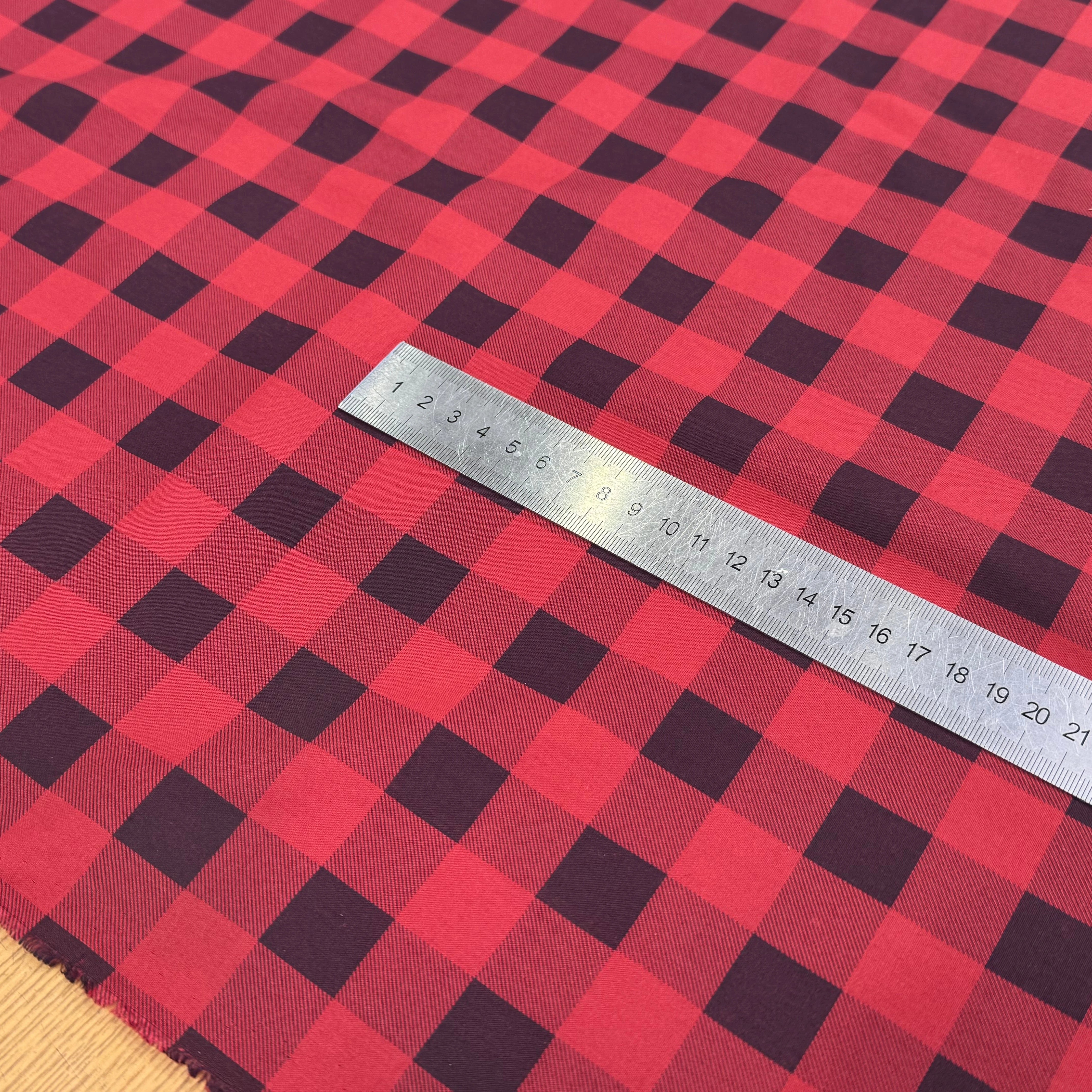 COTON LEGREMENT GRATTÉ À CARREAUX ROUGE ET NOIR ANTHRACITE 90% COTON - My Little Coupon