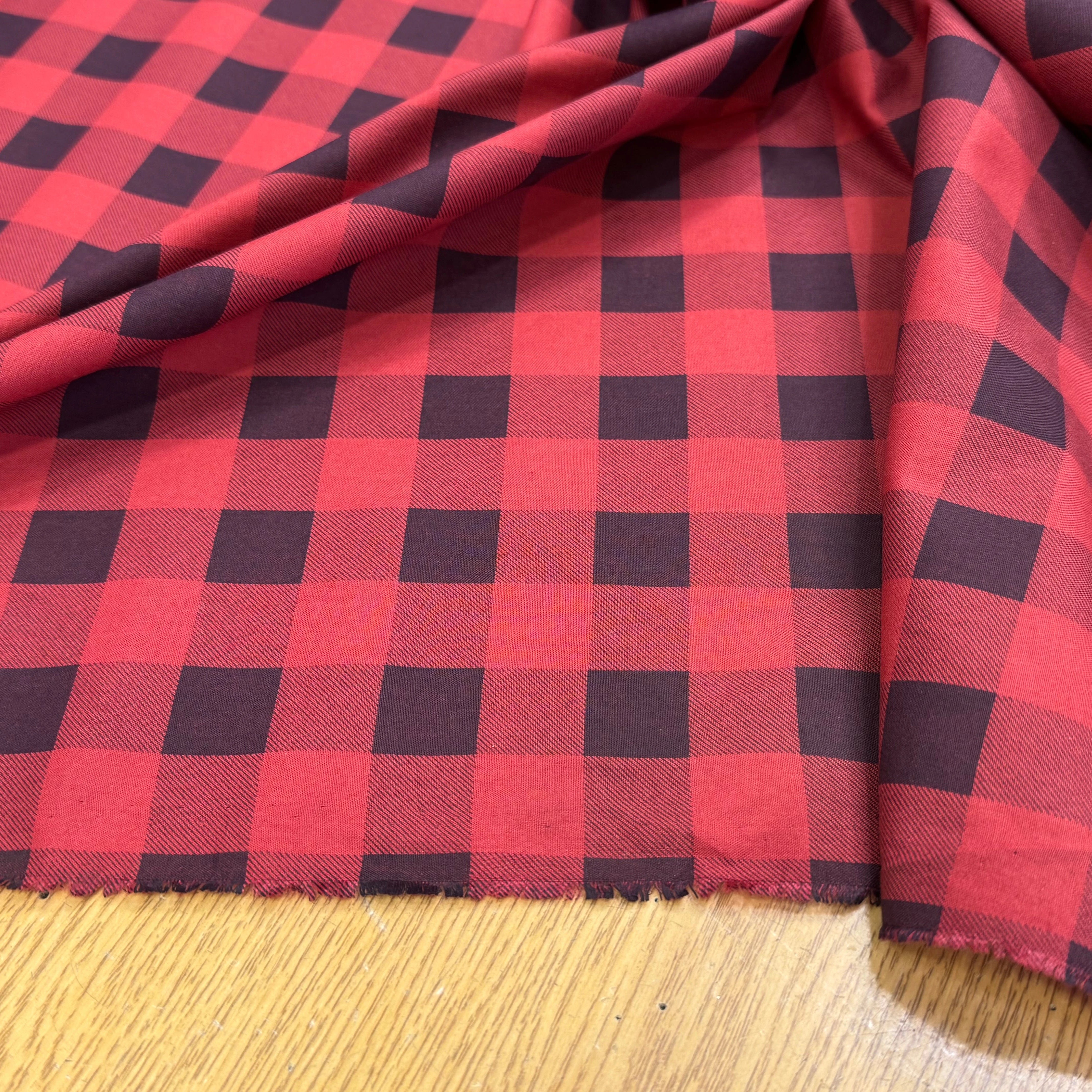 COTON LEGREMENT GRATTÉ À CARREAUX ROUGE ET NOIR ANTHRACITE 90% COTON - My Little Coupon